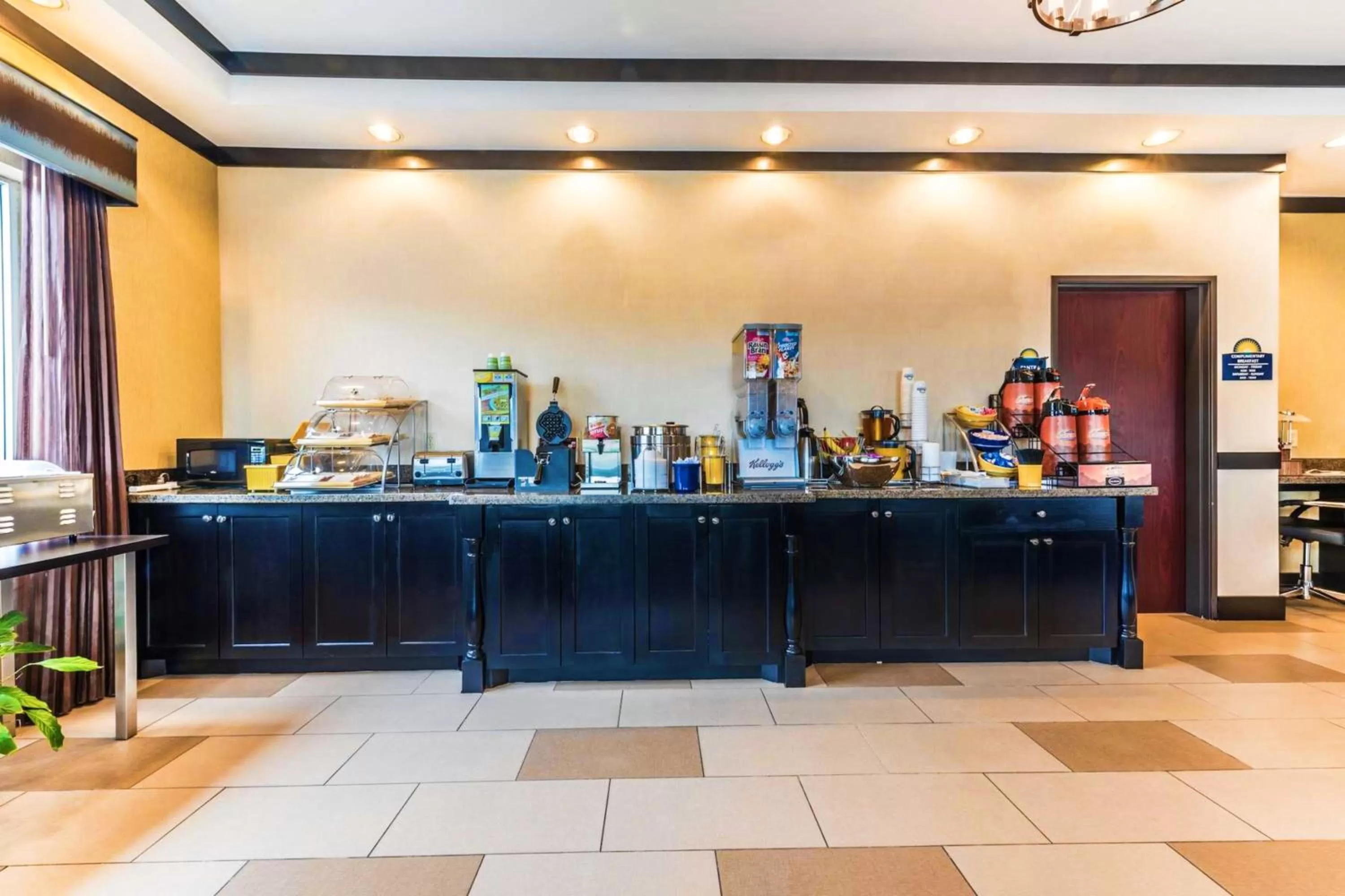 Breakfast in Days Inn & Suites by Wyndham Mineral Wells