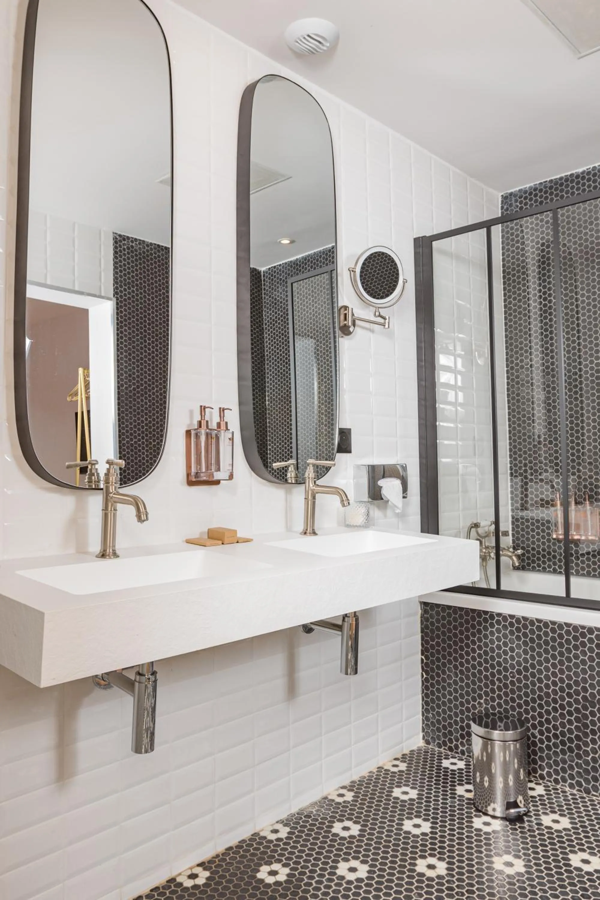 Bathroom in Hôtel Le Saint Remy & Spa
