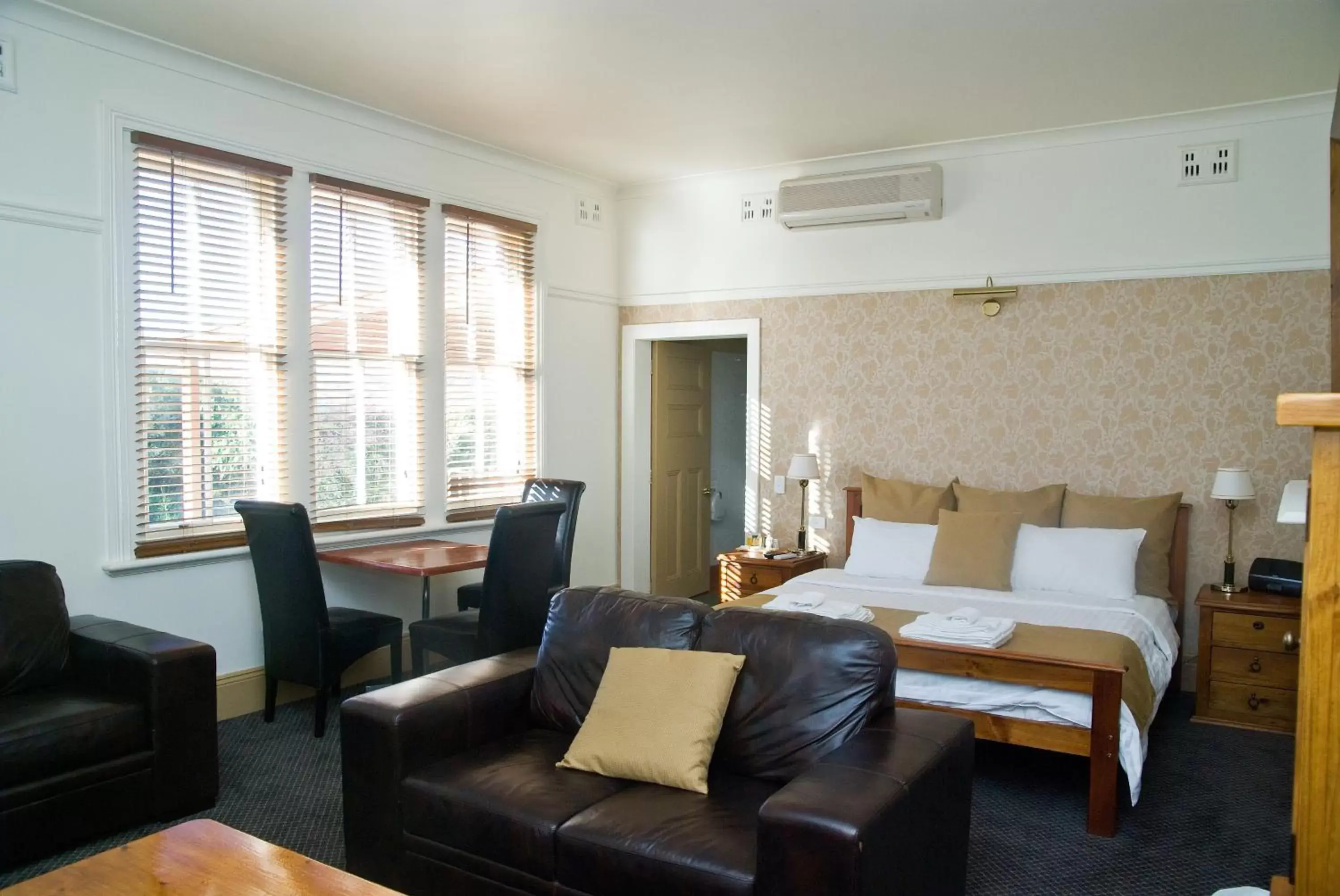 Family Room with Bathroom in Hermitage Hill Country Retreat Family Room with Bathroom in Hermitage Hill Country Retreat