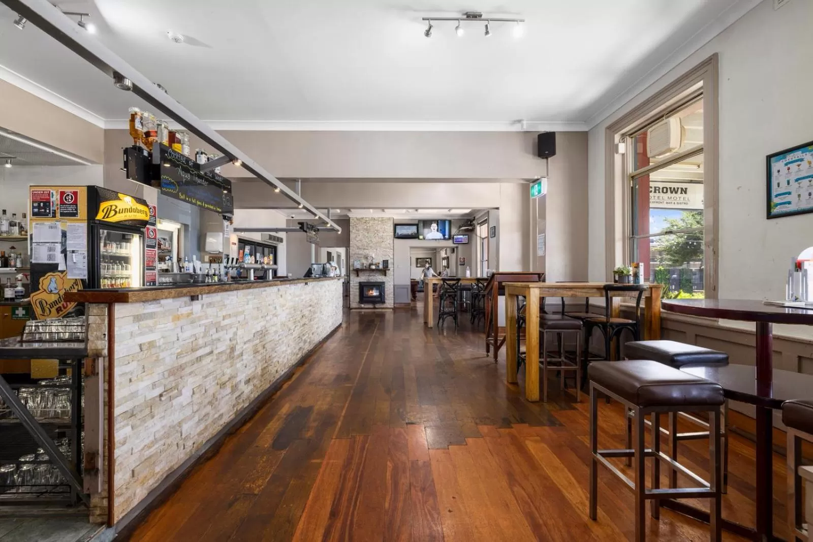 Food and drinks in Crown Hotel Motel