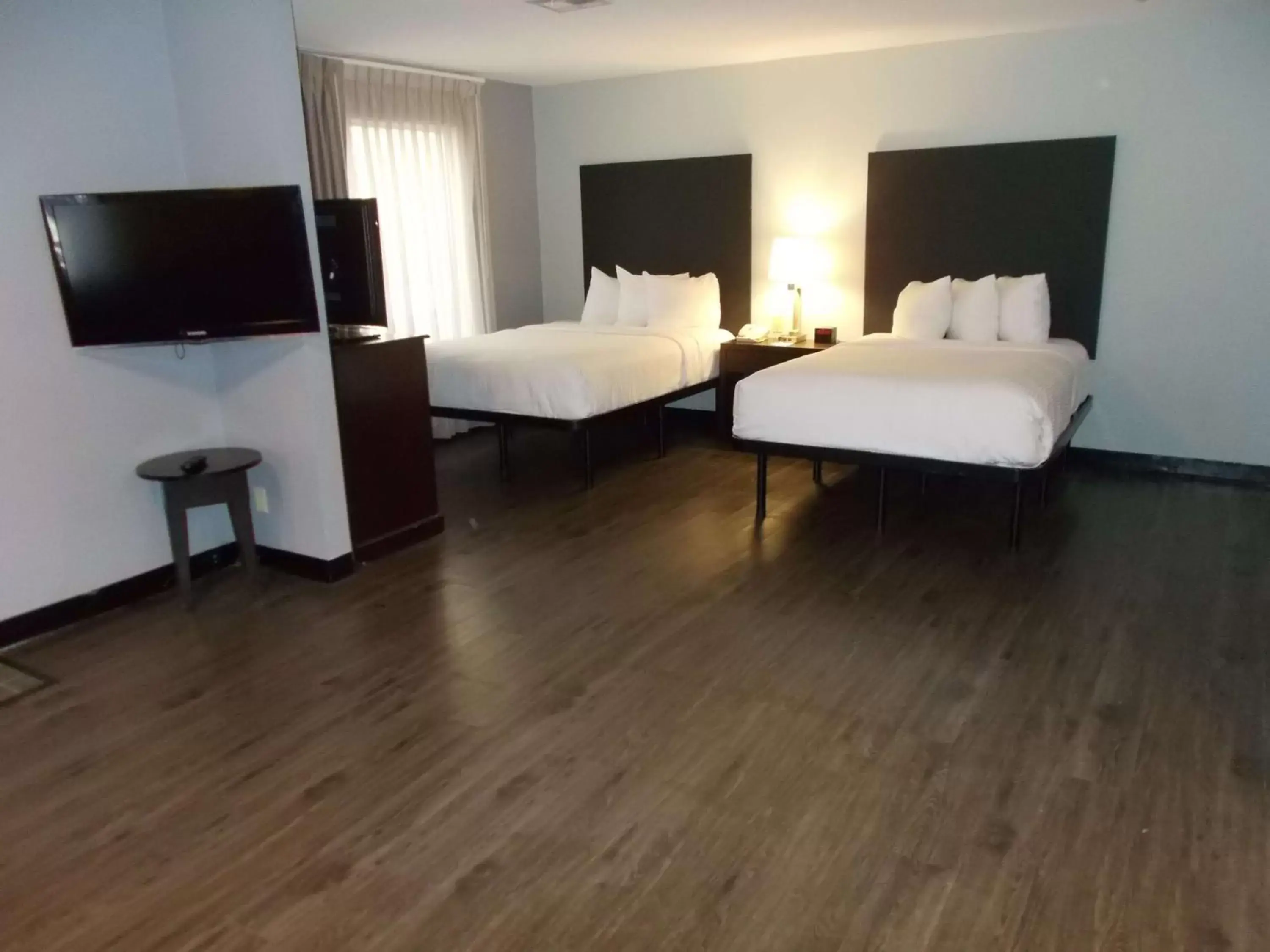 Suite with Mobility Accessible Tub in SureStay Studio by Best Western Pensacola Suite with Mobility Accessible Tub in SureStay Studio by Best Western Pensacola