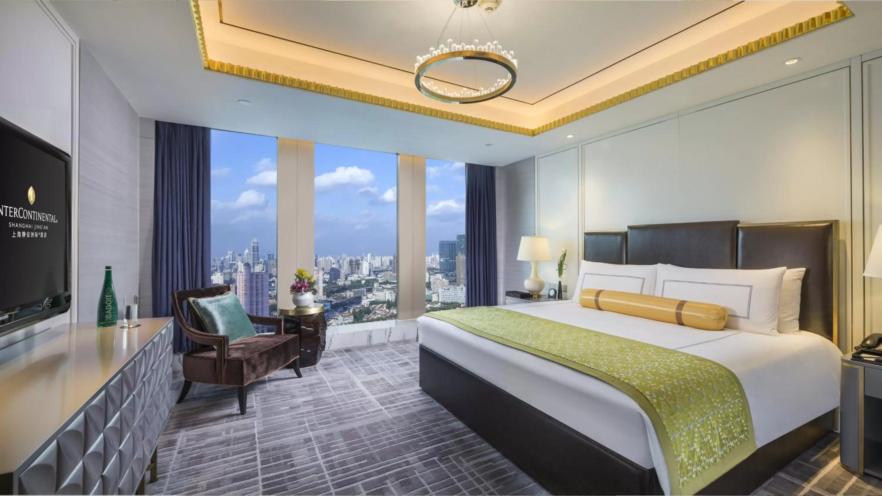 Photo of the whole room, Bed in InterContinental Shanghai Jing' An by IHG
