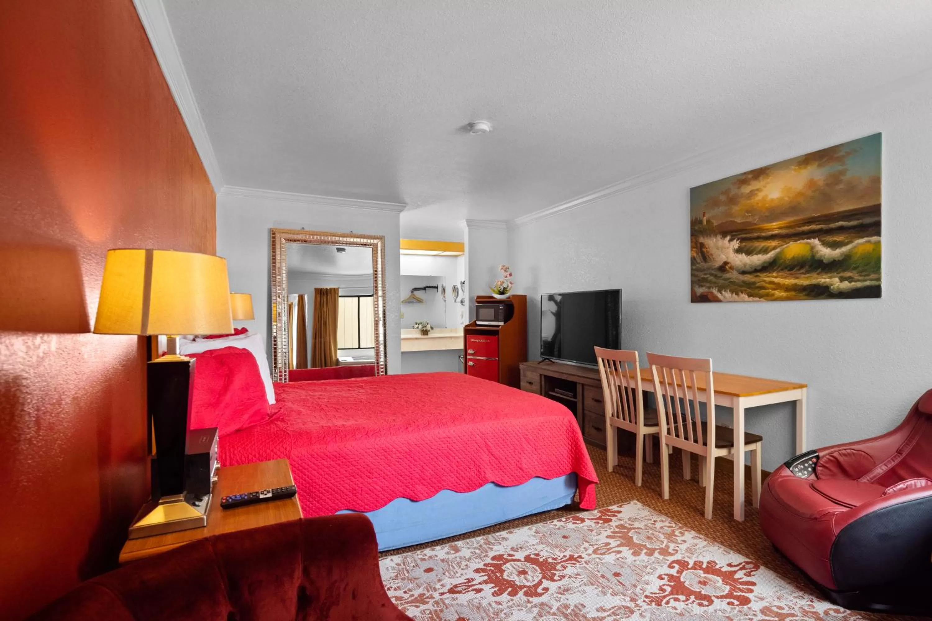 Photo of the whole room, Bed in Americana Inn Motel