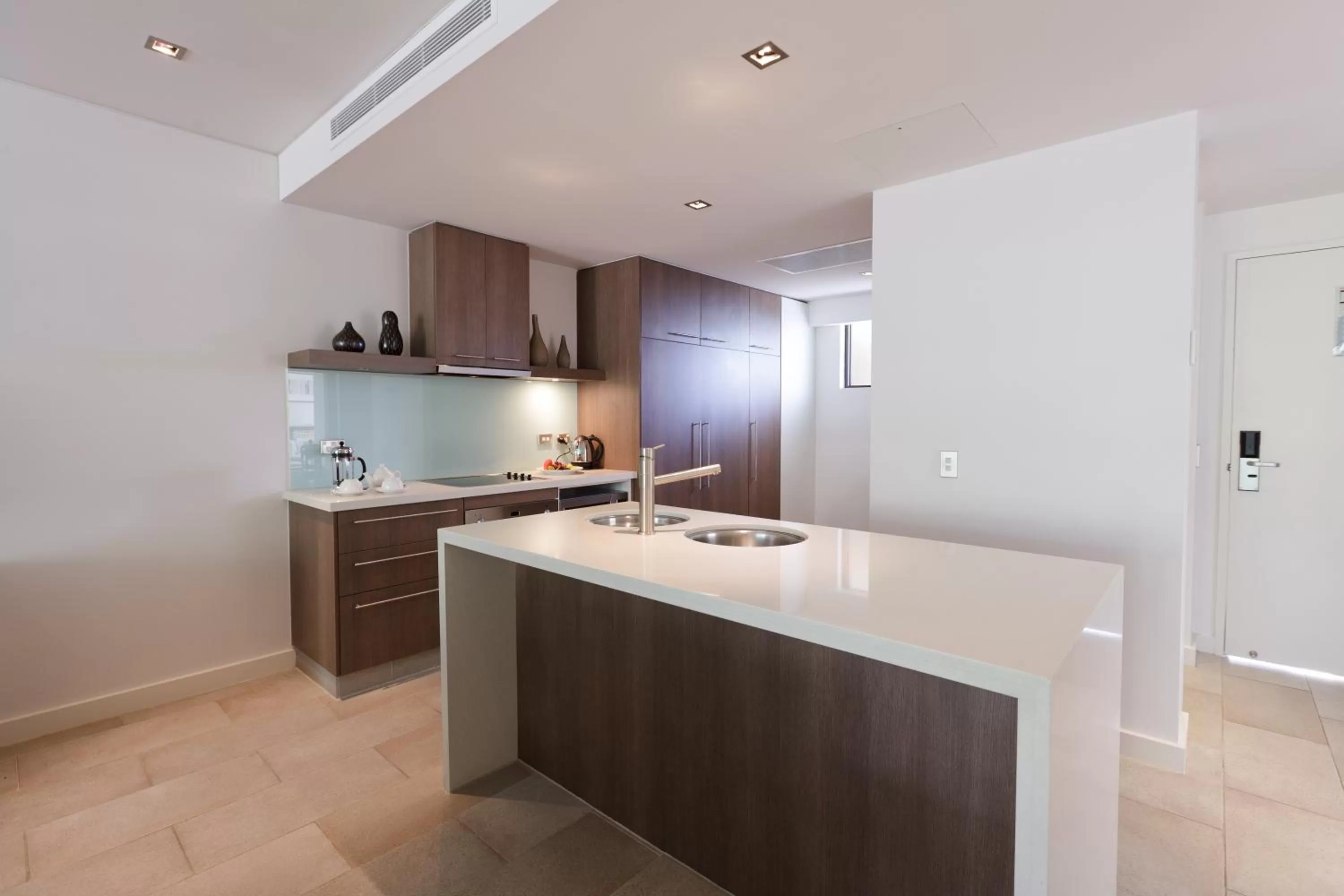 Kitchen or kitchenette in Pullman Palm Cove Sea Temple Resort & Spa