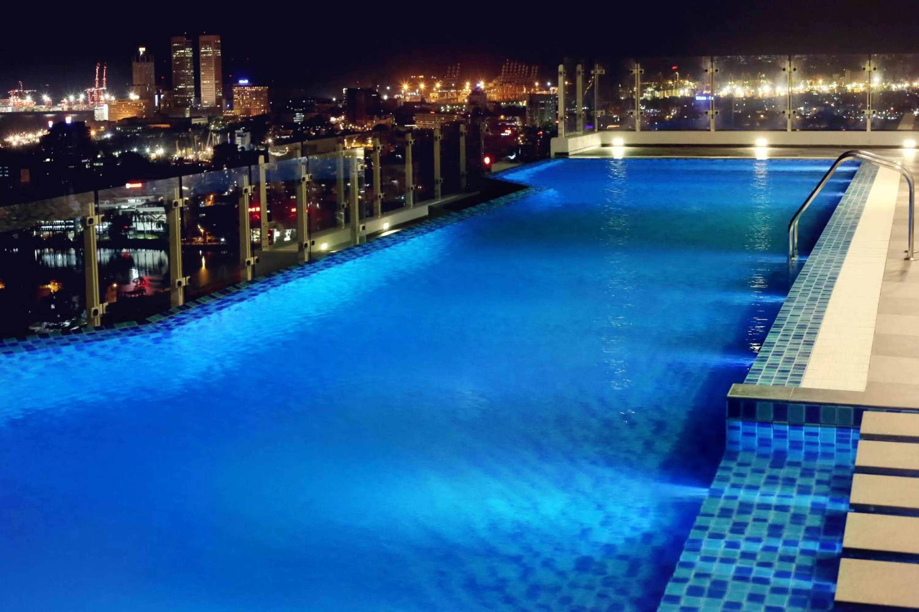 Swimming pool in Cinnamon Red Colombo