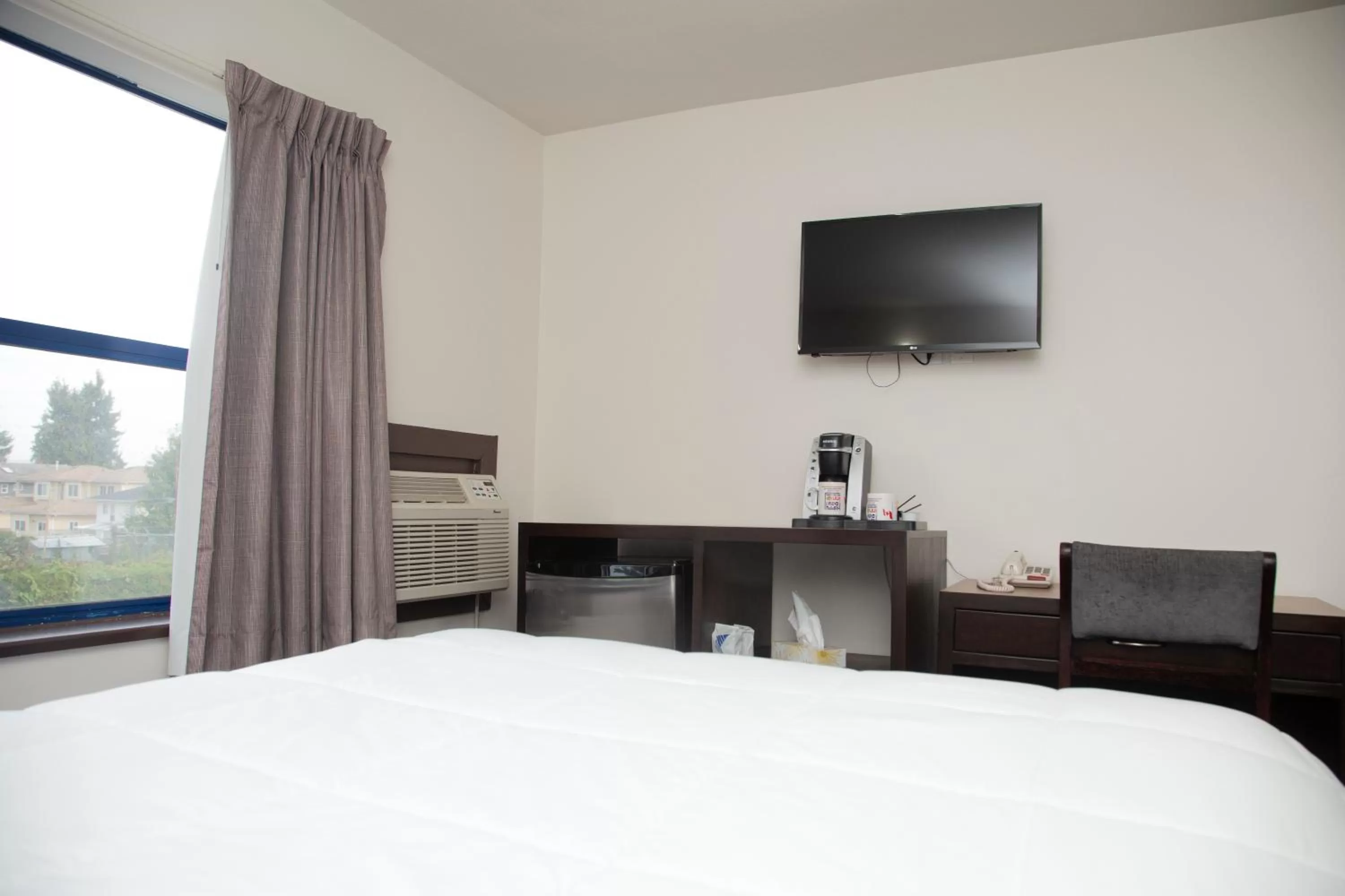 Bedroom, Bed in Happy Day Inn