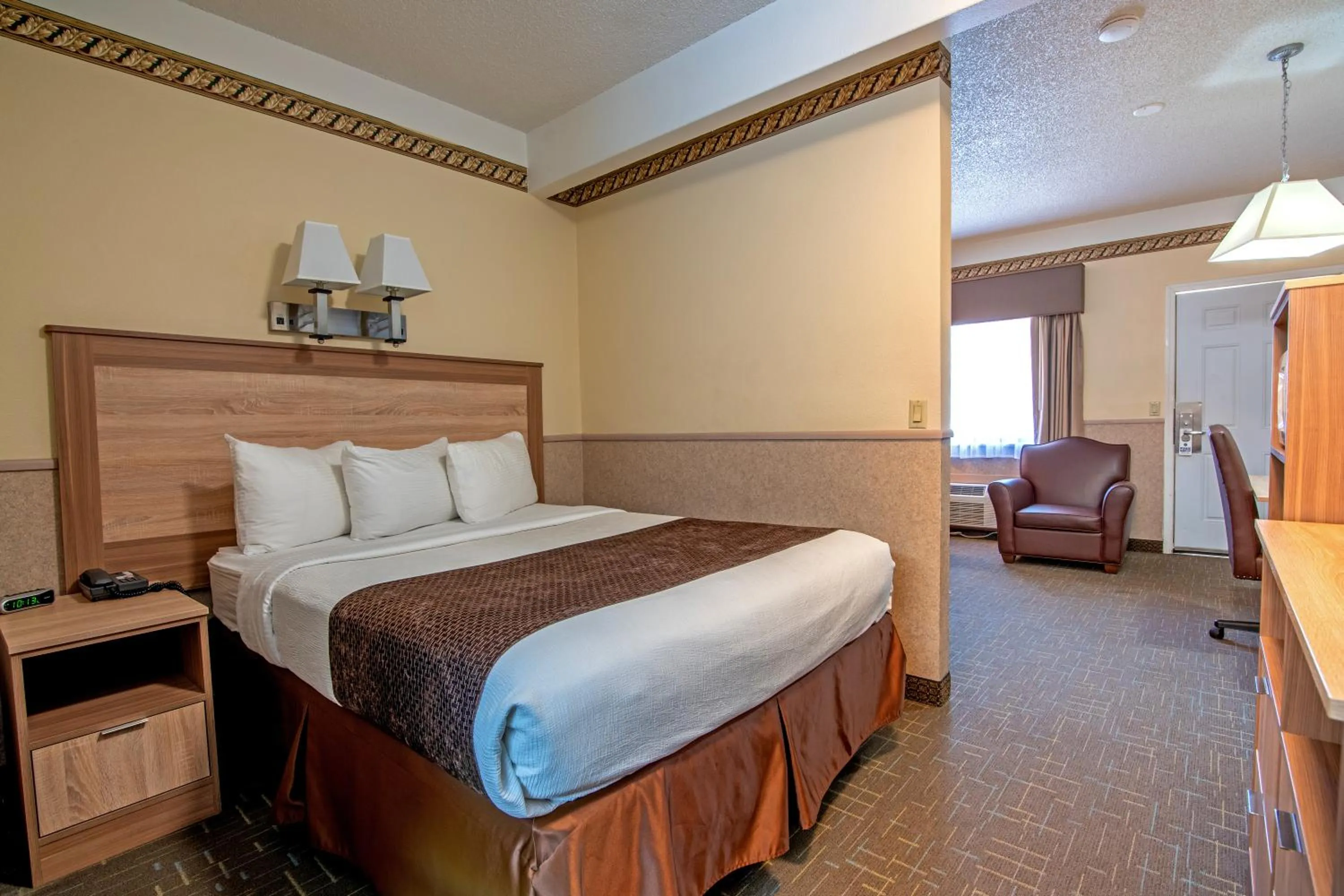 Bedroom, Bed in Silver Spruce Inn