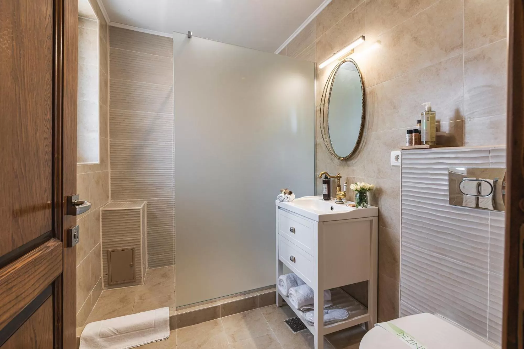 Bathroom in Nikolas Haus Premium Historic Center Stay & Free Parking