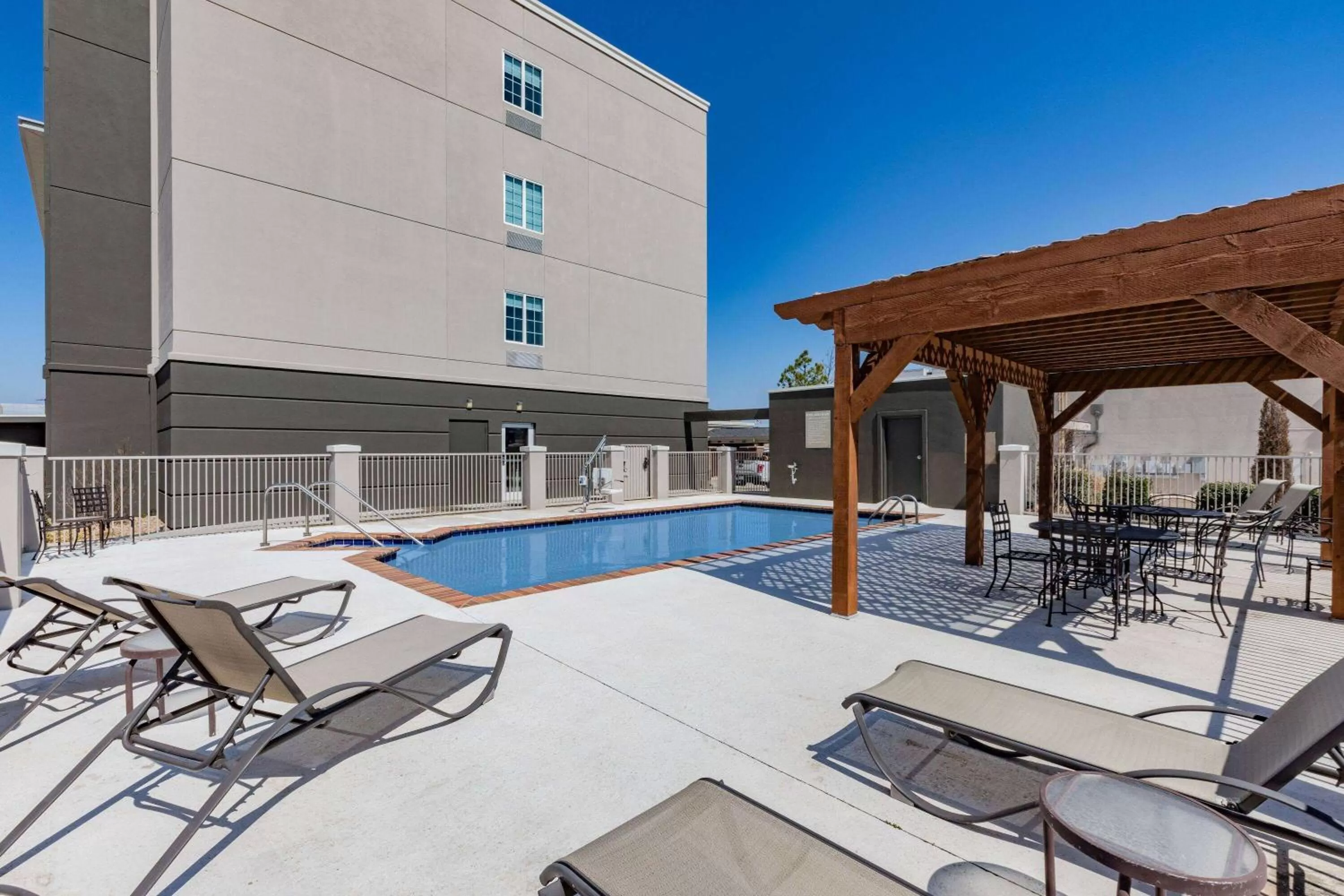 Pool view in La Quinta Inn & Suites by Wyndham Ardmore