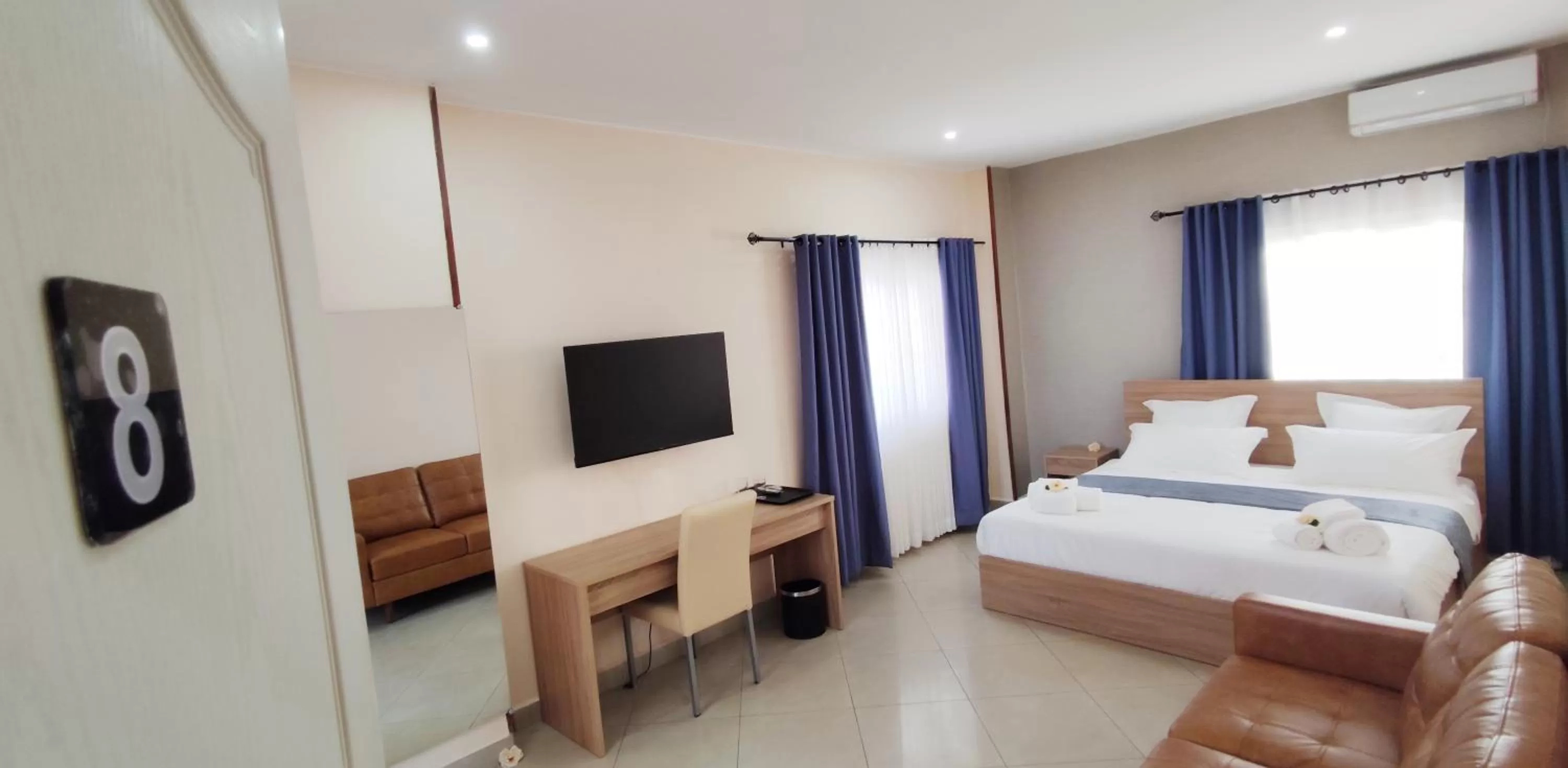 Photo of the whole room, Bed in Downtown Hotel