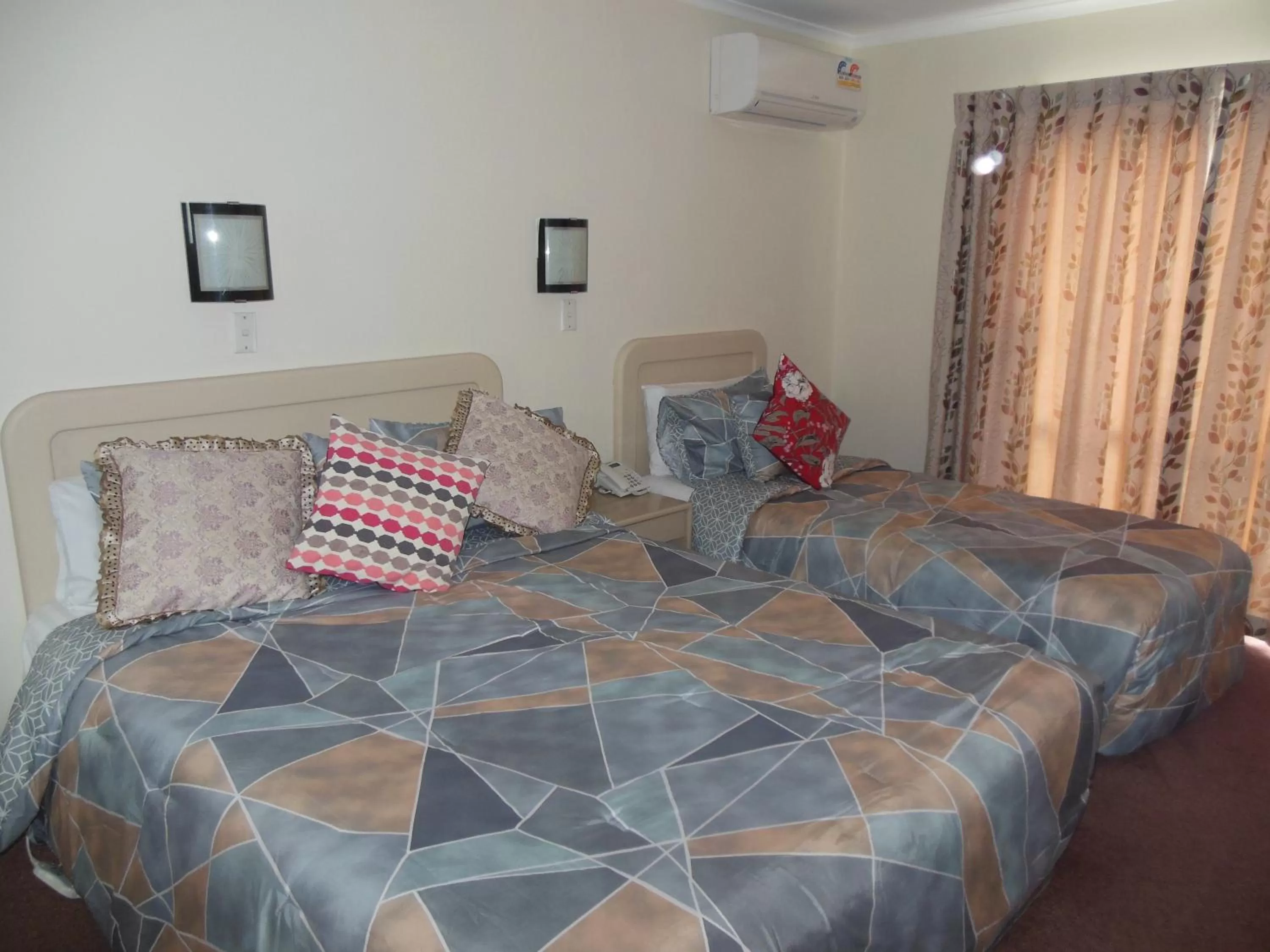 Bedroom, Bed in ASURE Camelot Arms Motor Lodge