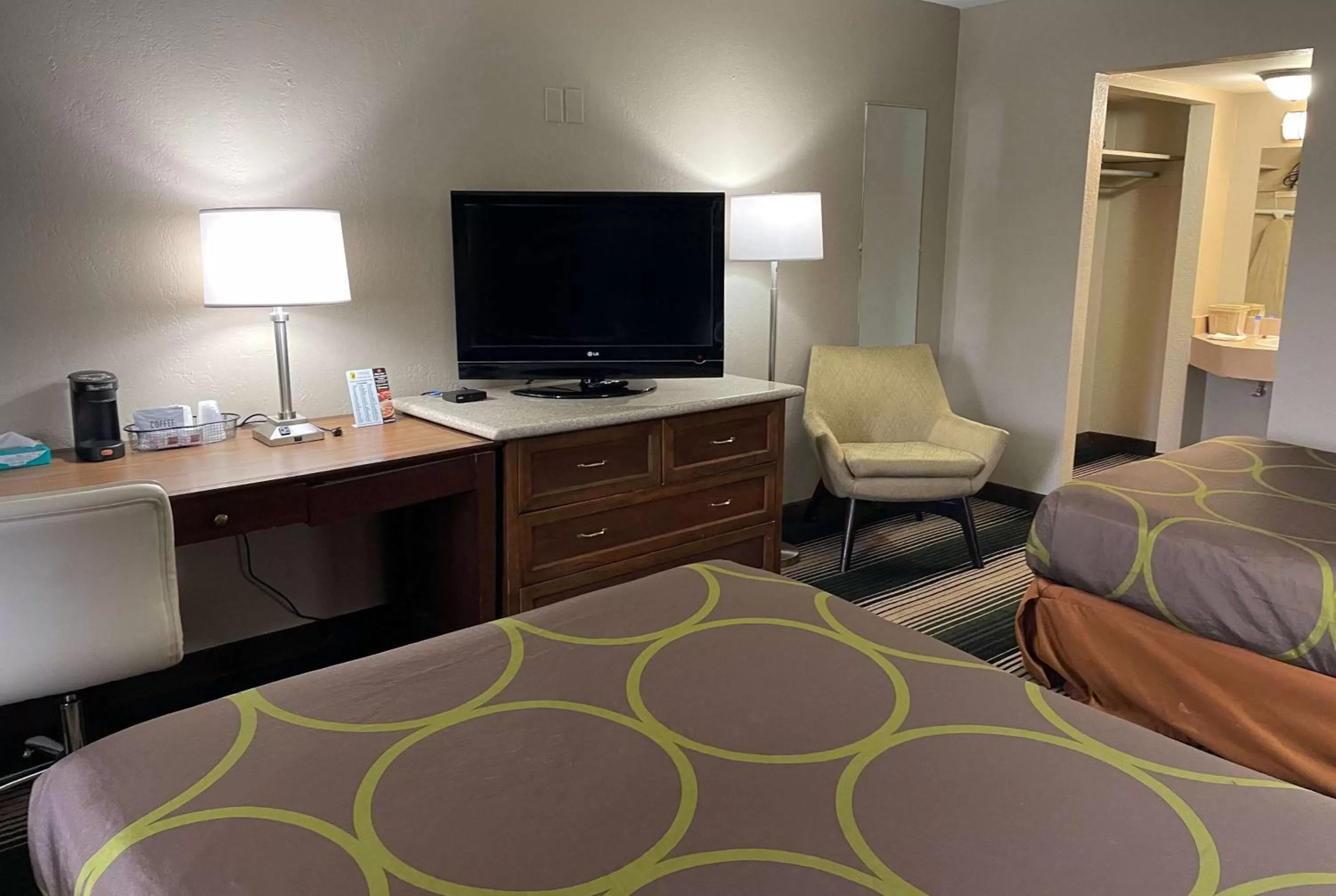 Photo of the whole room, Bed in Deluxe Inn & Suites