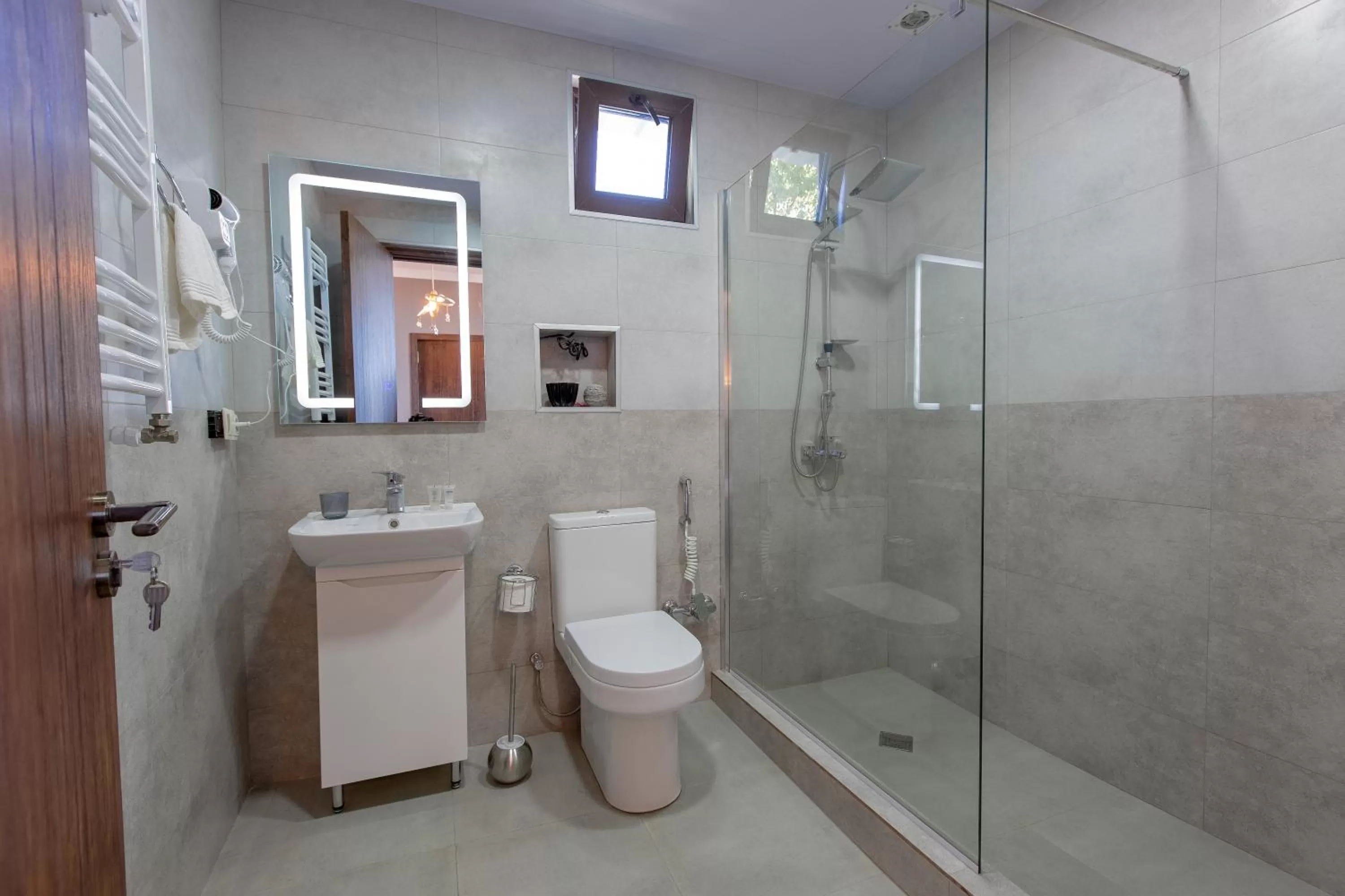 Shower, Bathroom in 4 Rooms