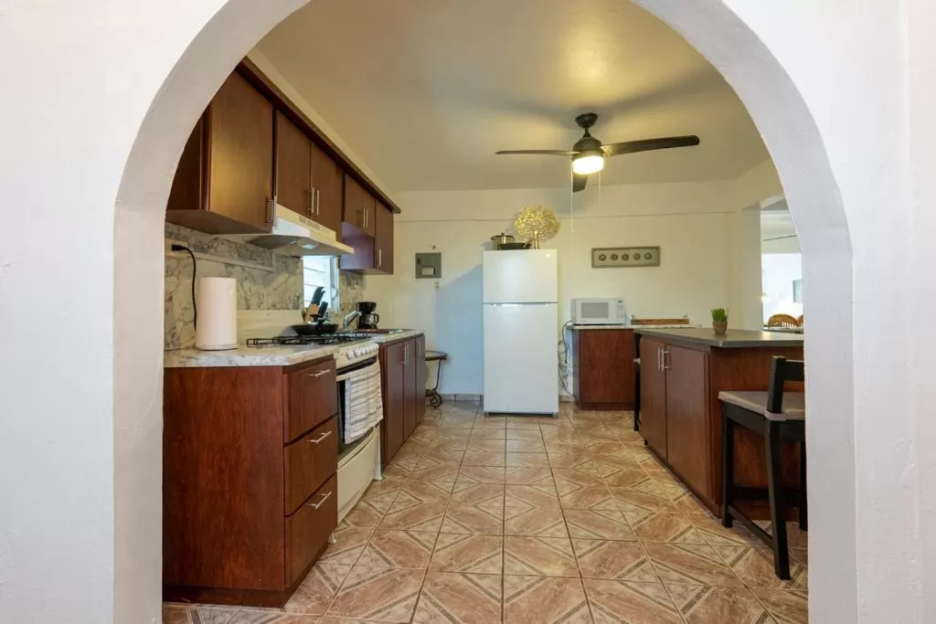 Kitchen/Kitchenette in El Flamingo Beach Club