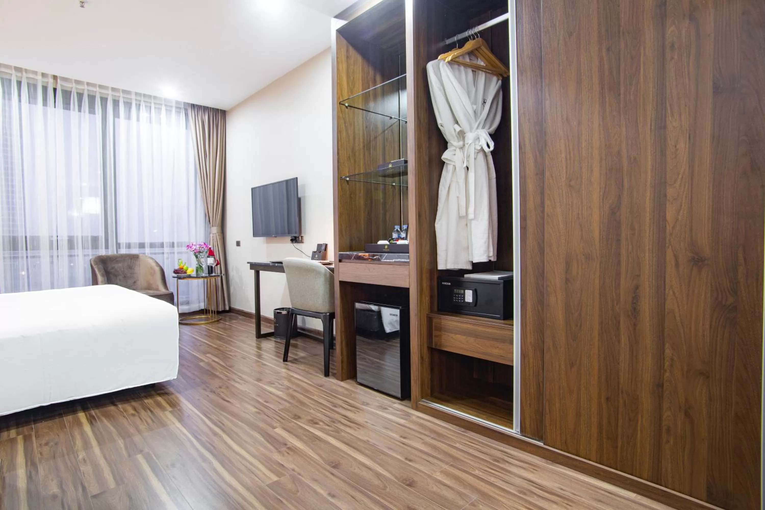 Communal lounge/ TV room, Bed in Western Skyline Hotel