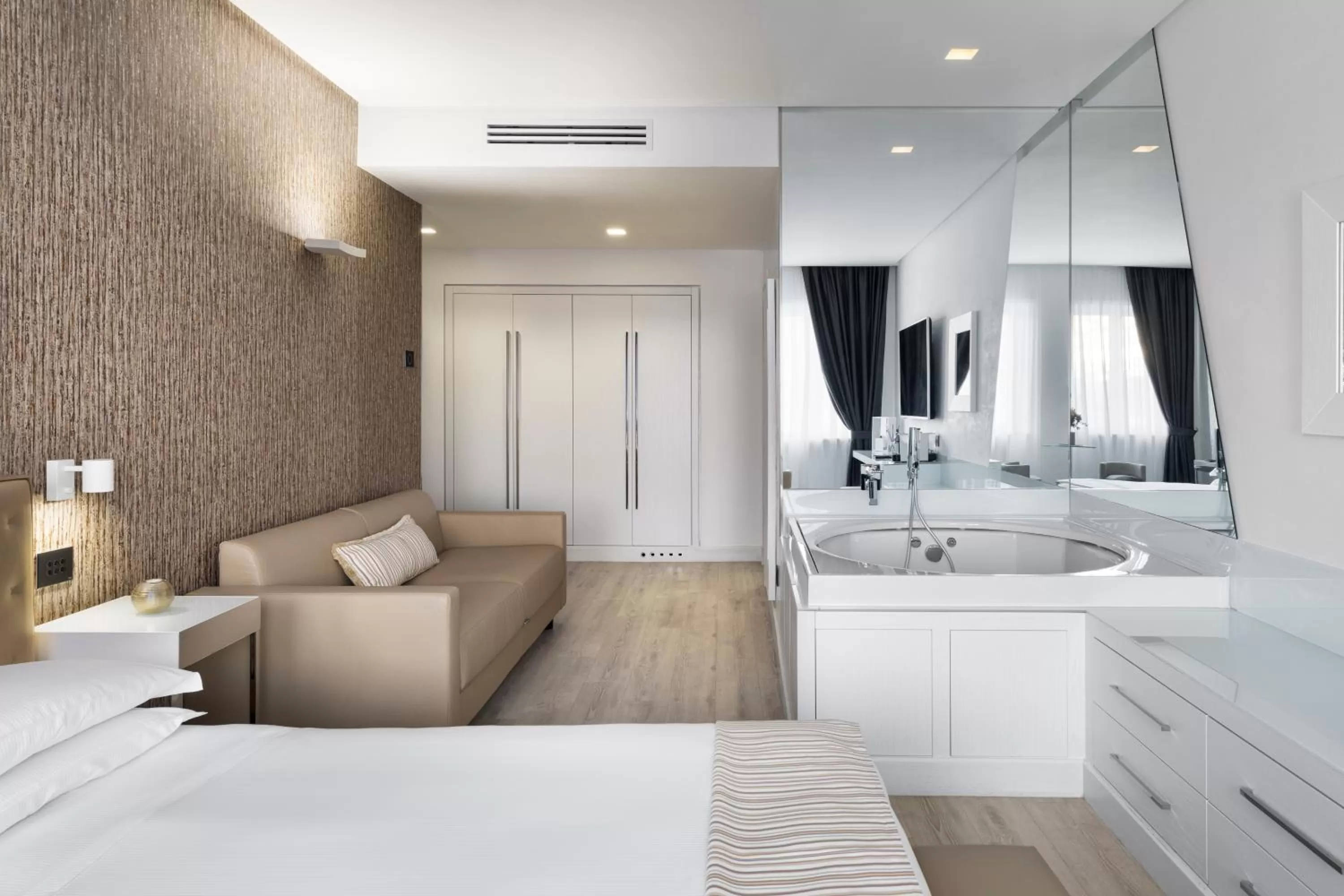 Hot Tub, Bed in LHP Napoli Palace & SPA