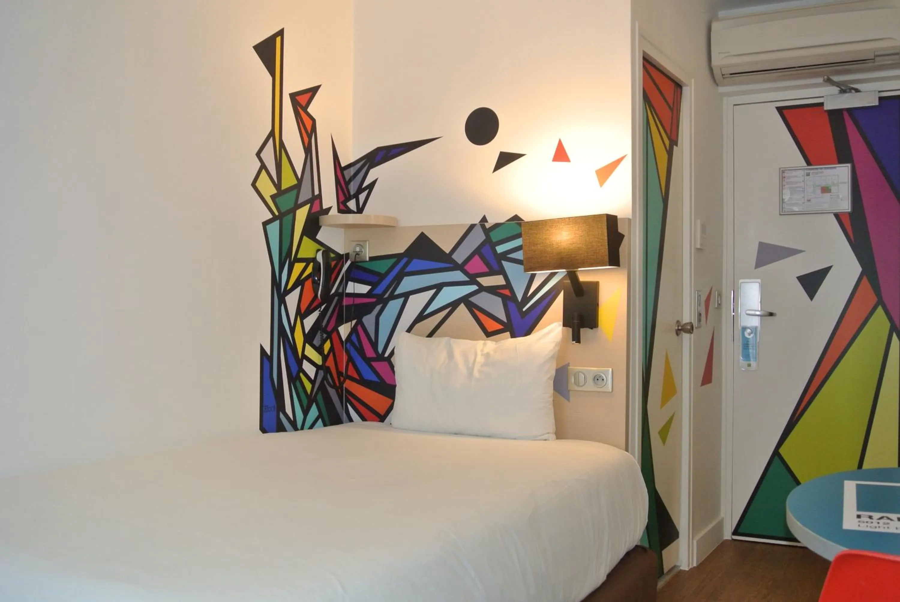 Photo of the whole room, Bed in ibis Styles Paris Maine Montparnasse