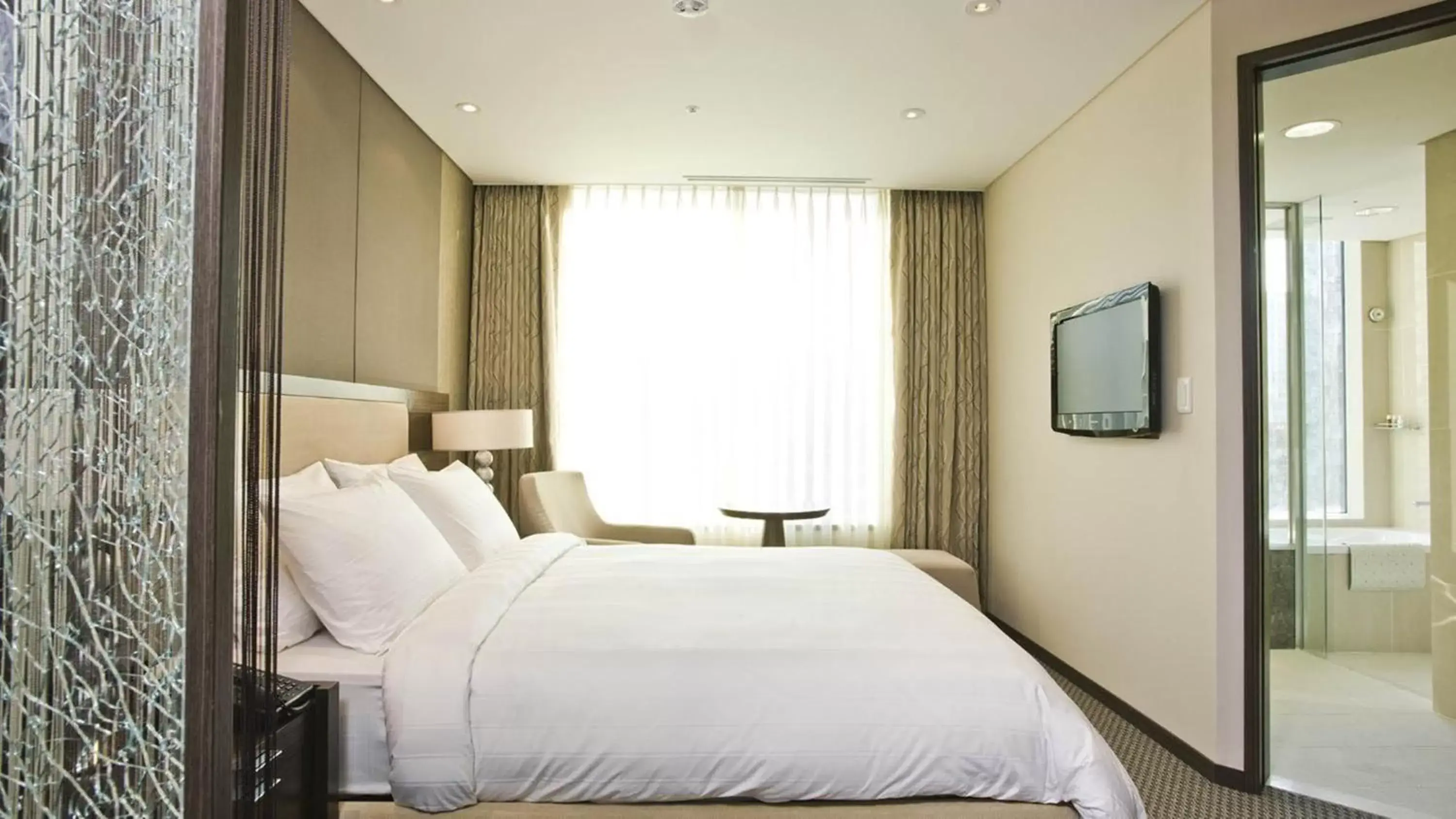 Superior Double Room - Streaming Service and Mini Bar in LOTTE City Hotel Mapo Superior Double Room - Streaming Service and Mini Bar in LOTTE City Hotel Mapo