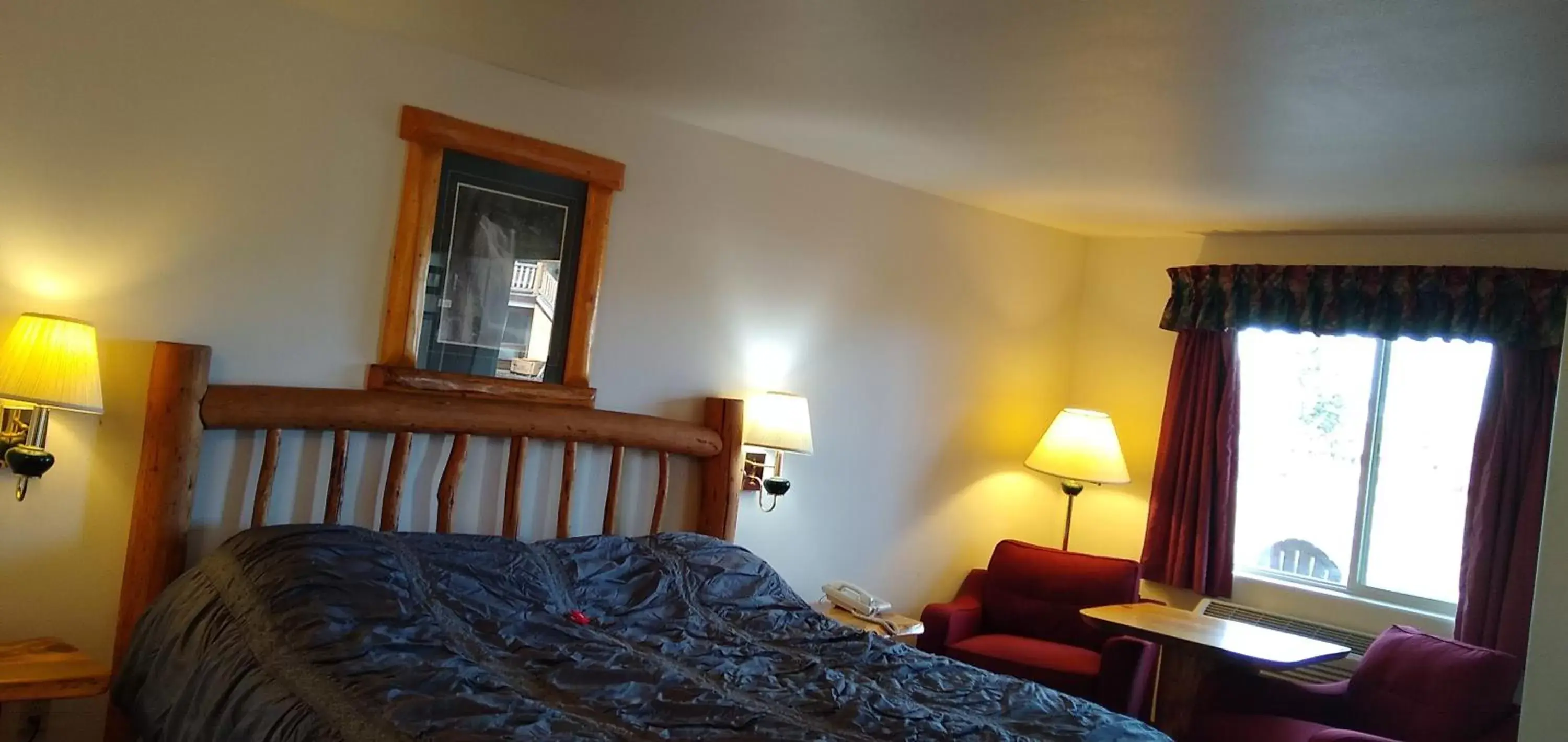 Deluxe King Room in Ponderosa Motel Deluxe King Room in Ponderosa Motel