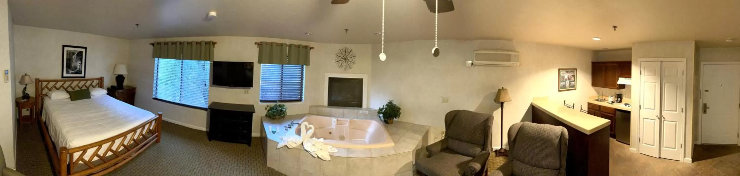 Bed in Yosemite View Lodge