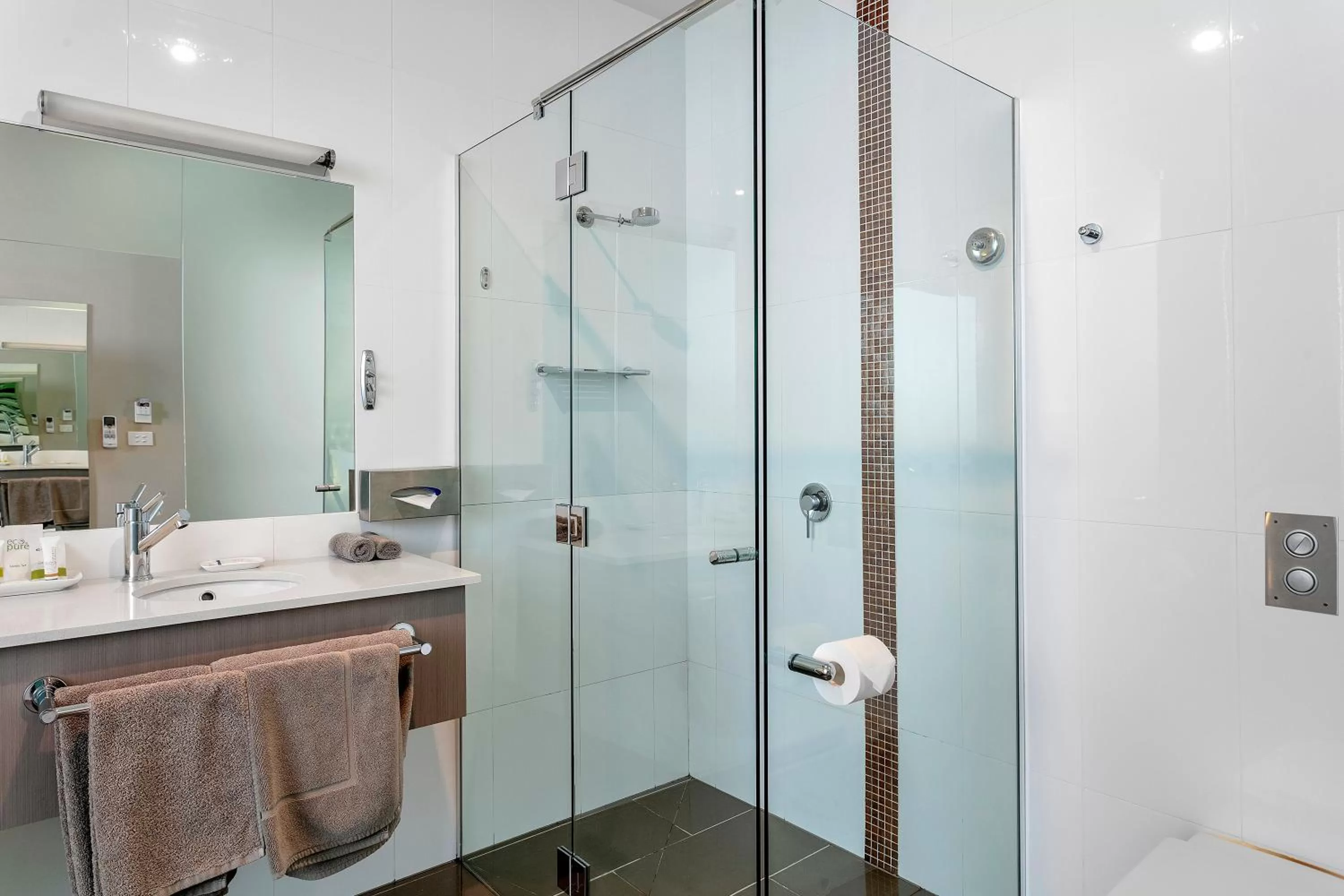 Shower in Quality Inn The George Hotel Ballarat