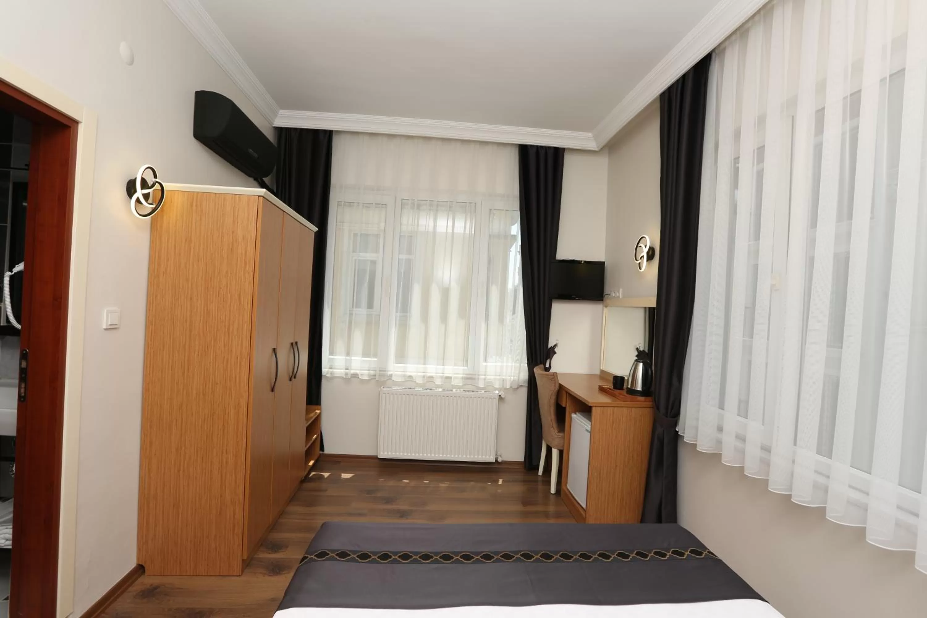 Seating area, Bed in Perazre Hotel