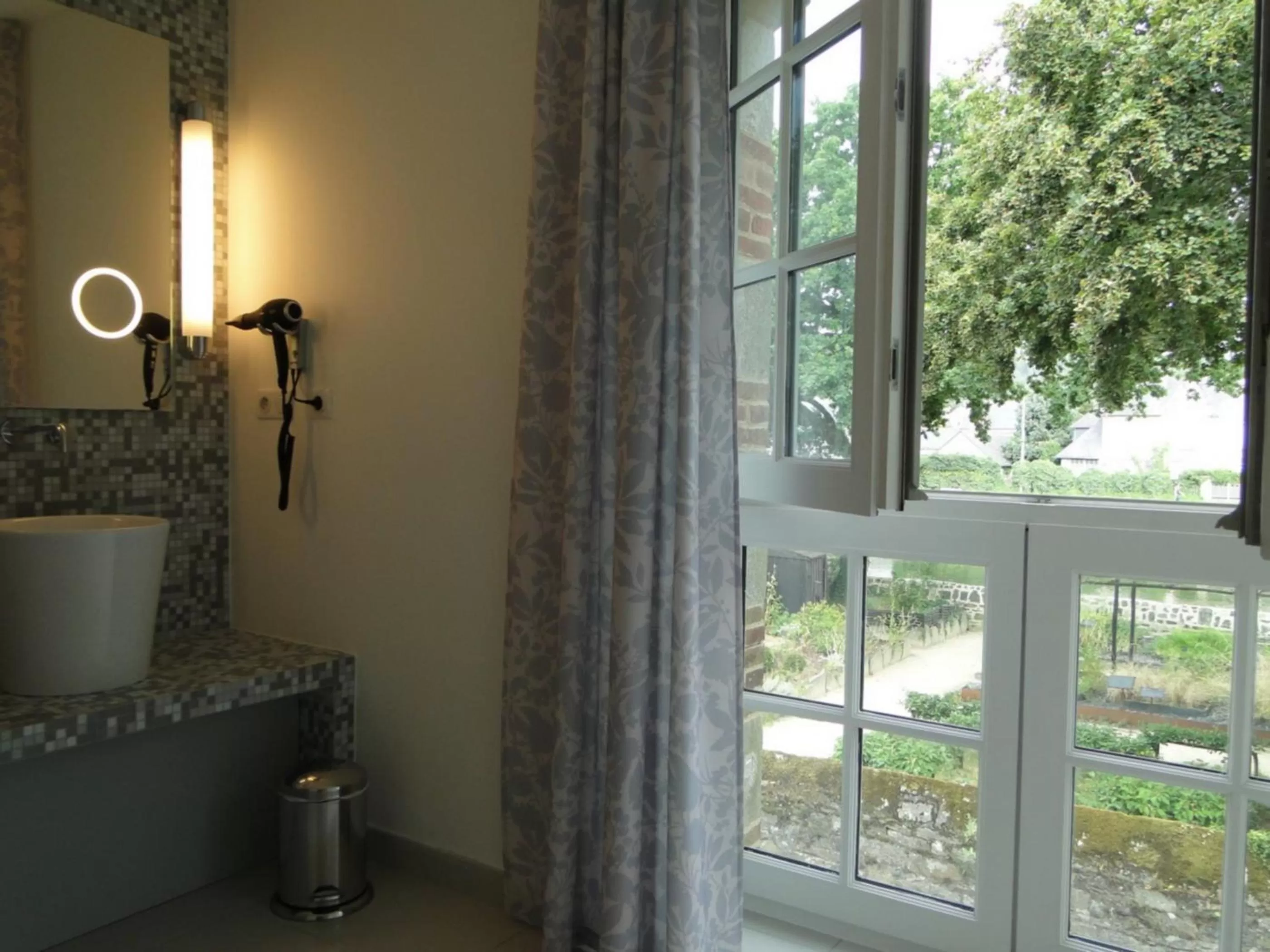 Bathroom in Hôtel Ginkgo - SPA Biloba