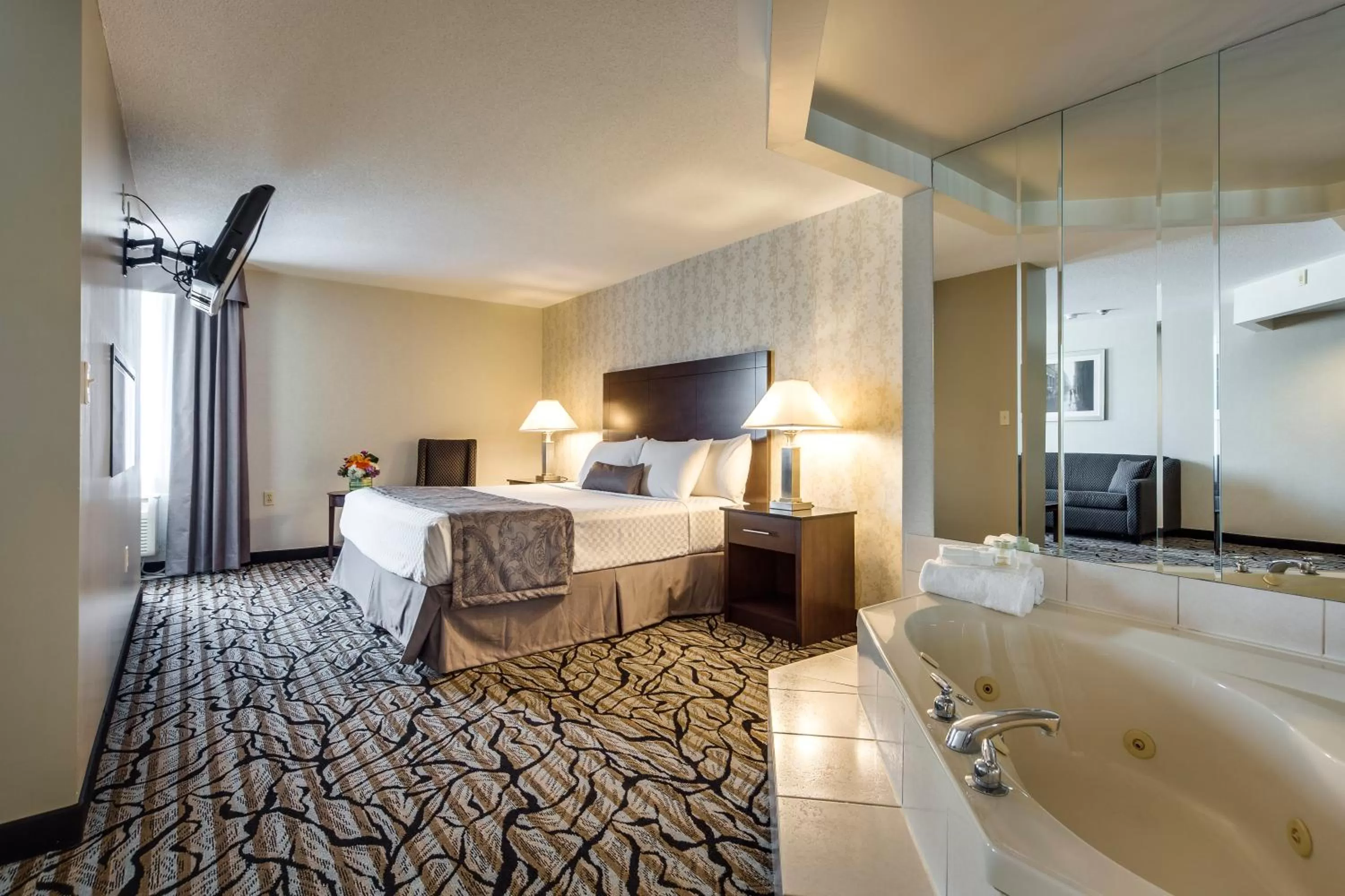 Hot Tub, Bed in Monte Carlo Inn Oakville Suites