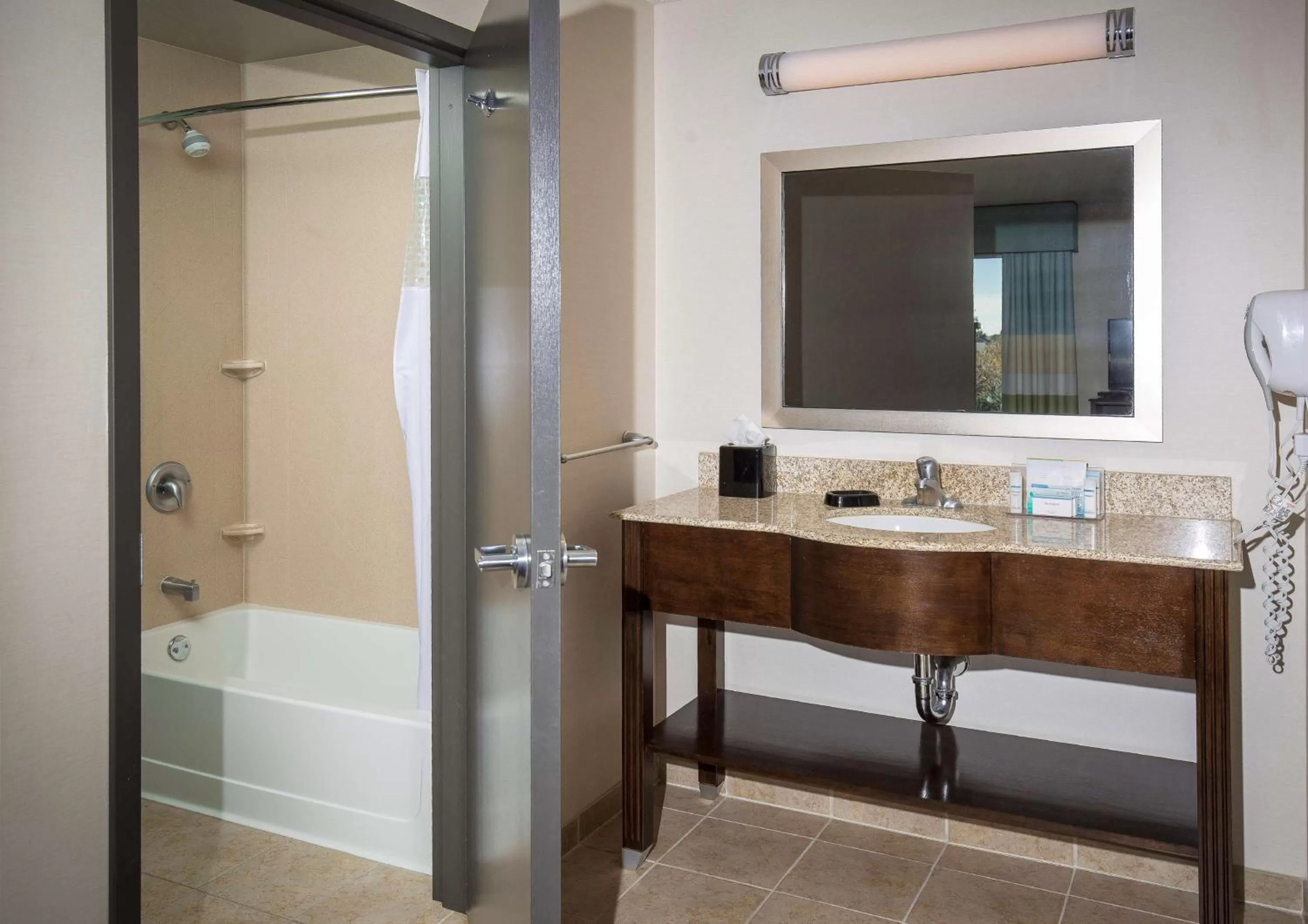 Bed in Hampton Inn & Suites Suisun City Waterfront