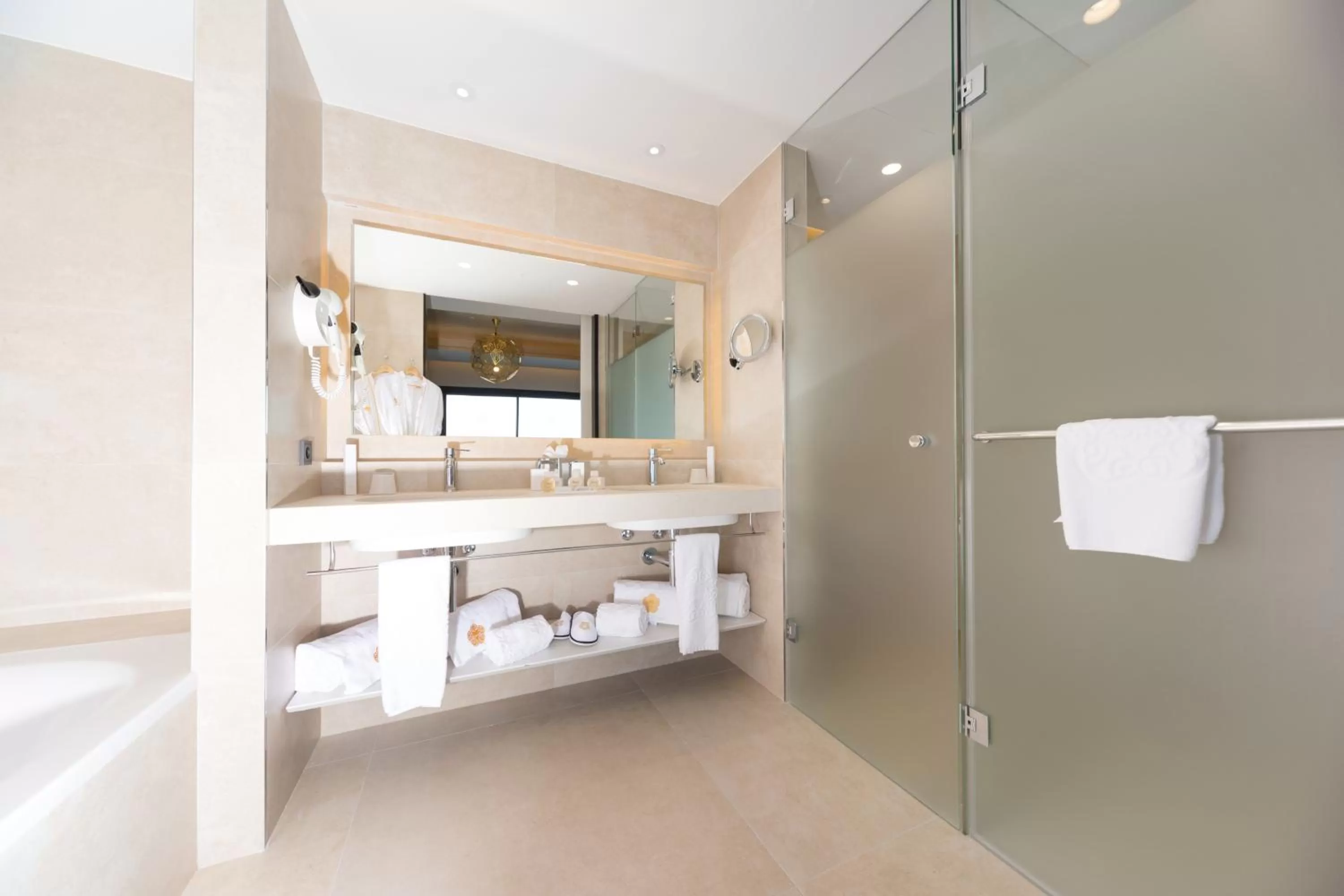 Shower in GPRO Valparaiso Palace & Spa