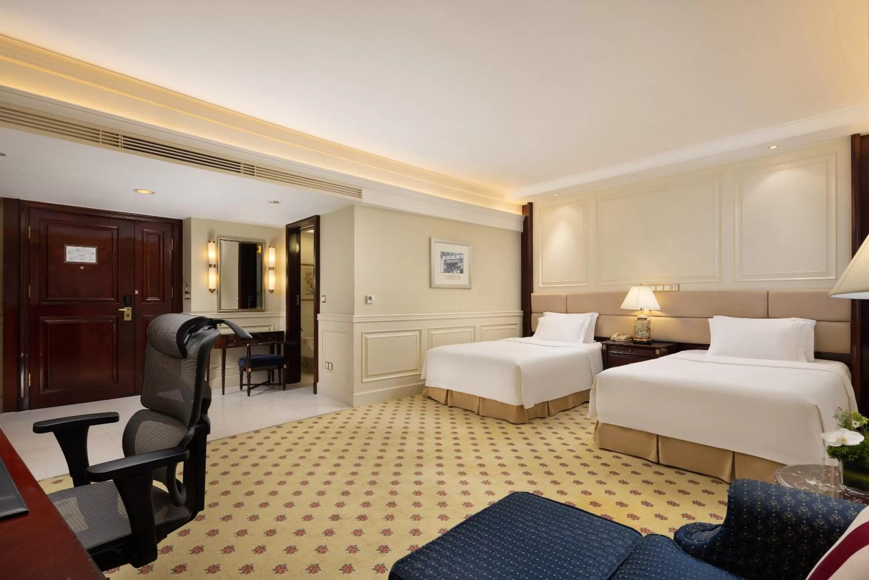 Photo of the whole room in Crowne Plaza Hotel & Suites Landmark Shenzhen, an IHG Hotel - Nearby Luohu Border, Indoor heated swimming pool, Receive RMB100 SPA coupon upon check-in