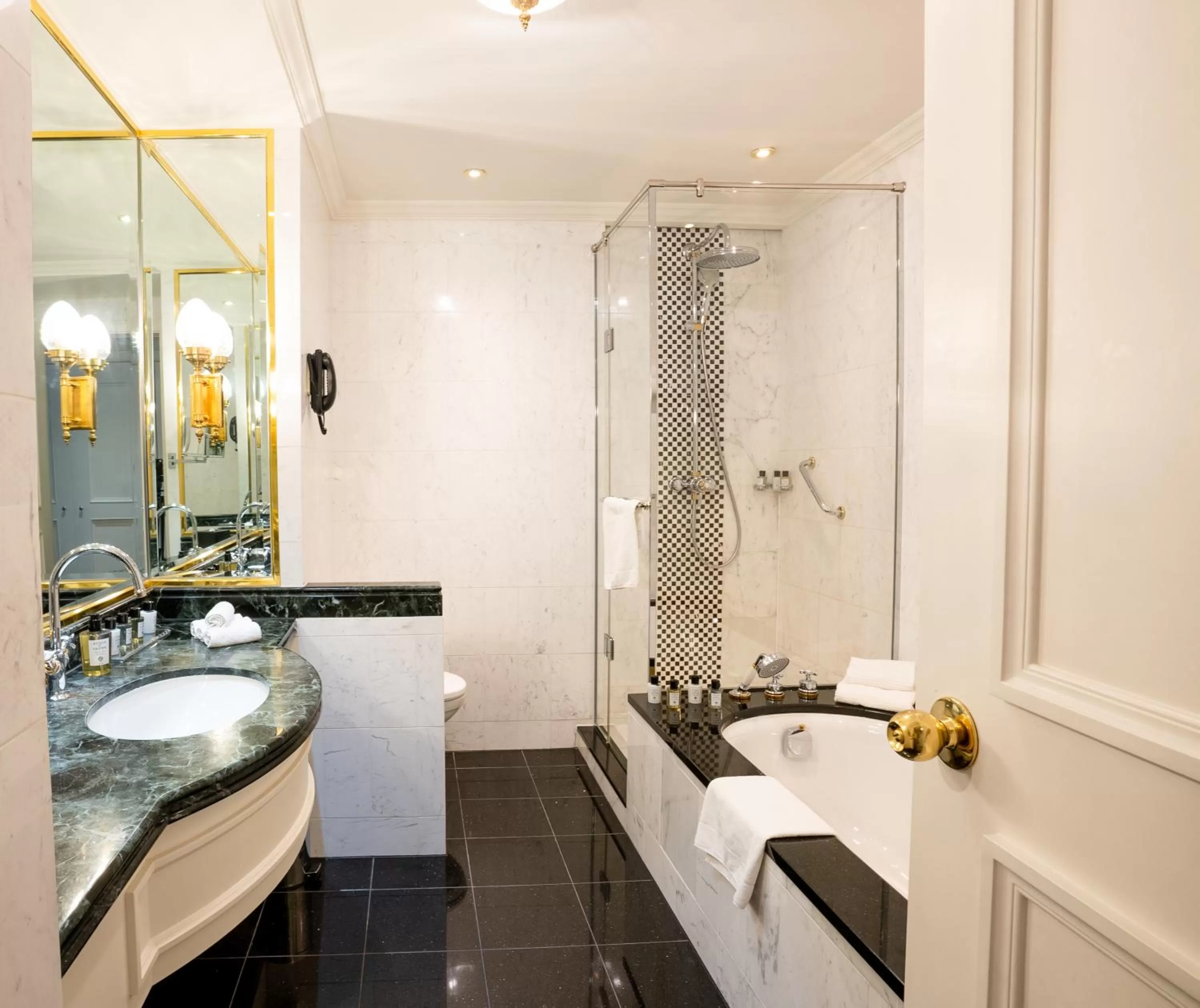 Shower in Steigenberger Icon Wiltcher's