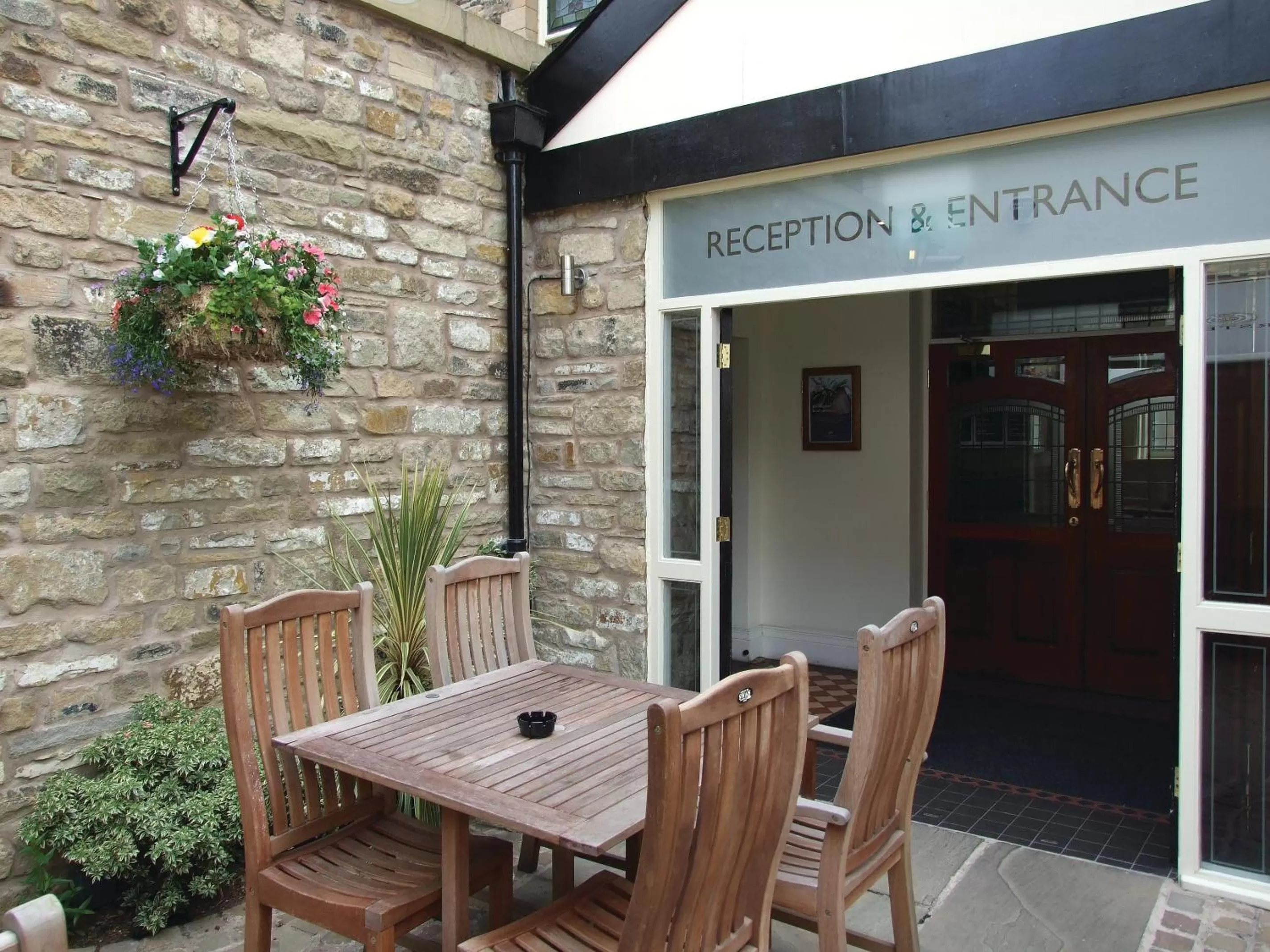 Facade/entrance in Toll House Inn