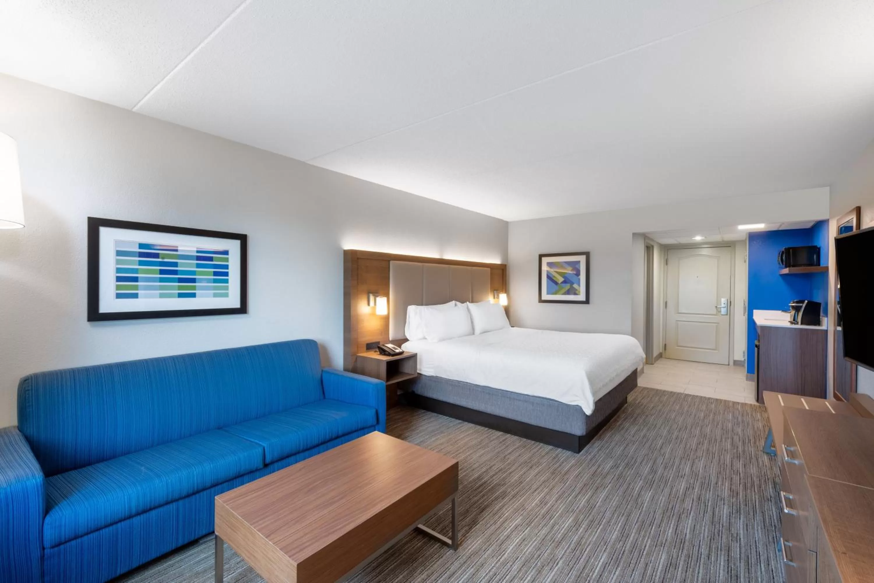 Photo of the whole room, Bed in Holiday Inn Express State College at Williamsburg Square by IHG