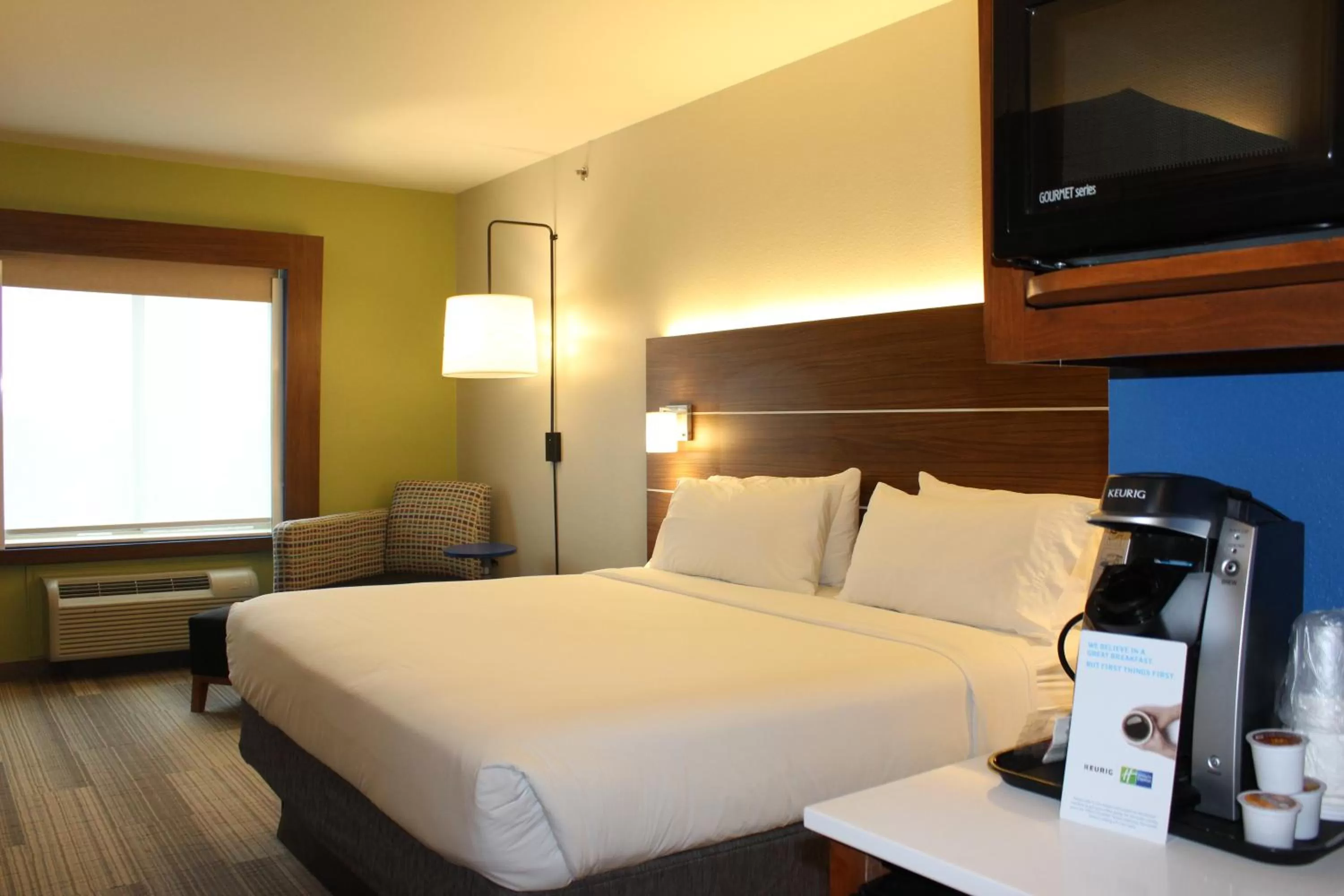 Photo of the whole room, Bed in Holiday Inn Express Hotel & Suites Mansfield by IHG