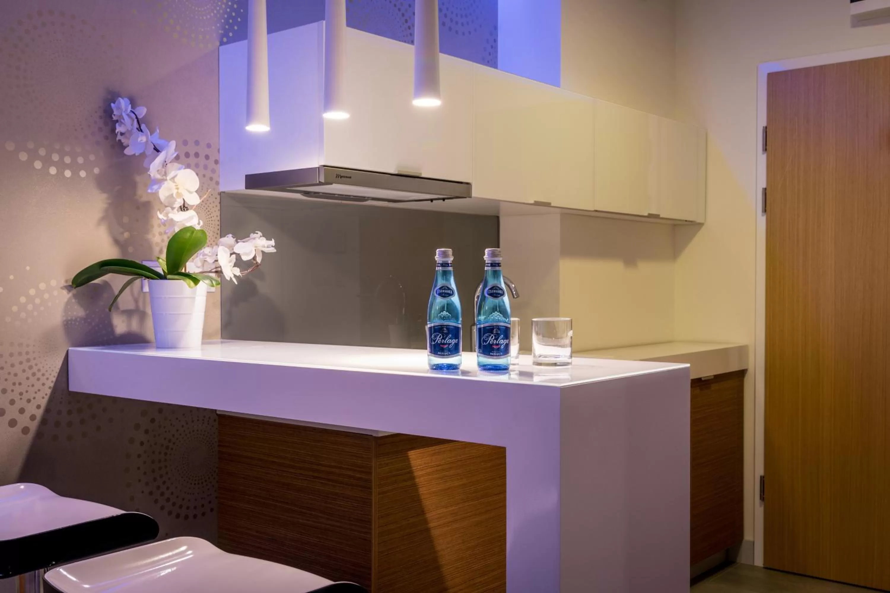 Photo of the whole room in Invite