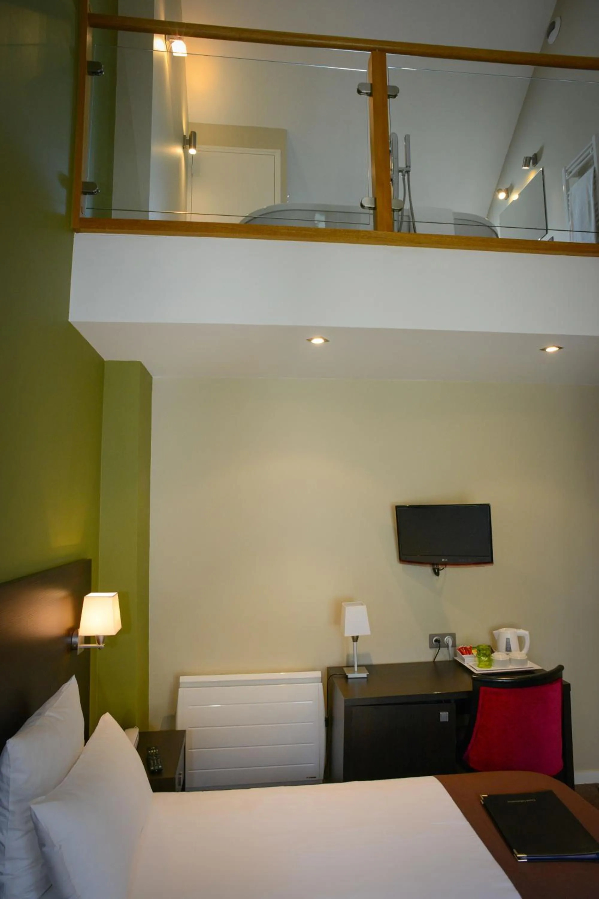 Photo of the whole room, Bed in Logis Hôtel Restaurant l'Auberge Normande