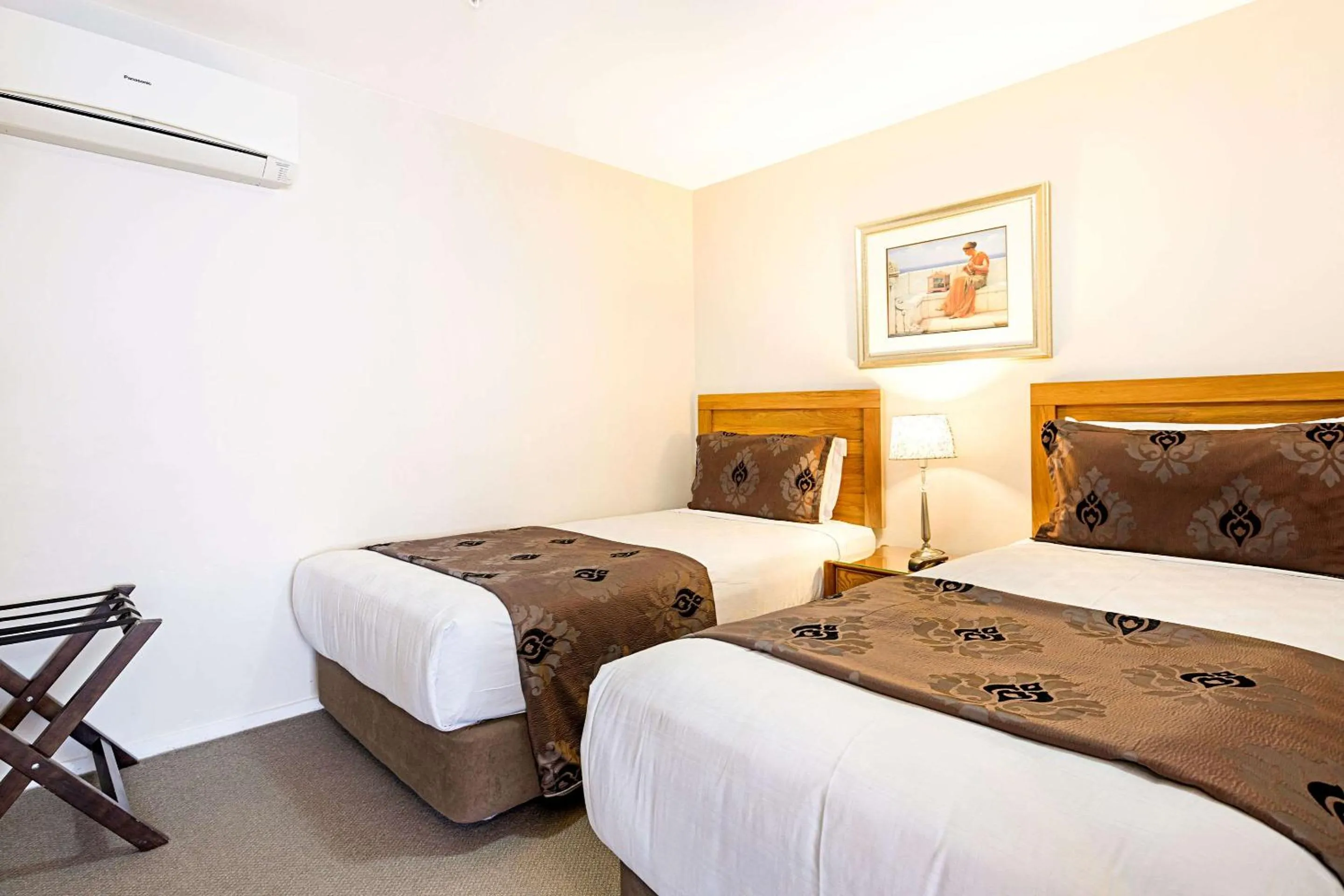 One-Bedroom Suite with Kitchen in Alexander Inn