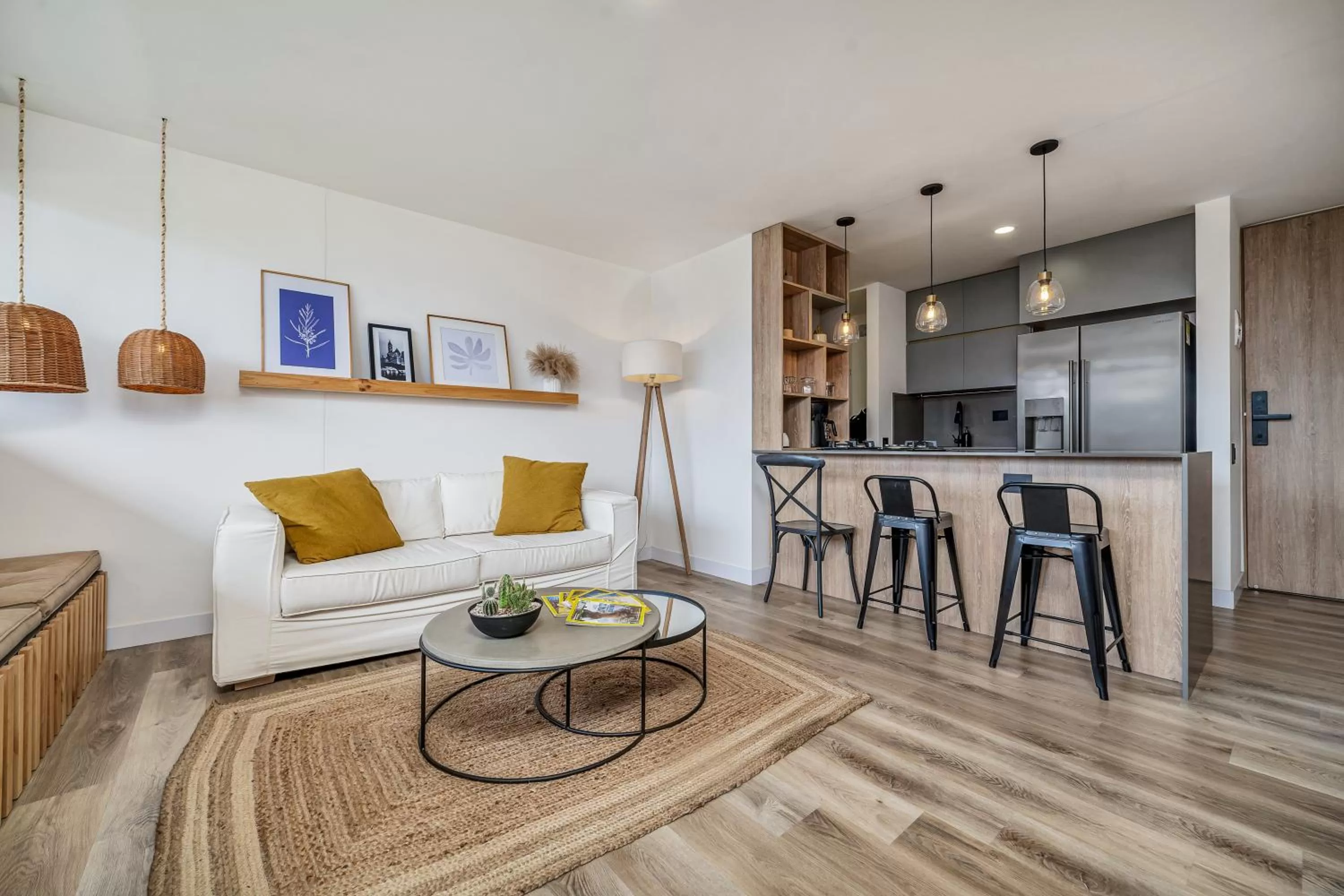 Living room in Apartamentos Go Living & Suites by HOUSY HOST