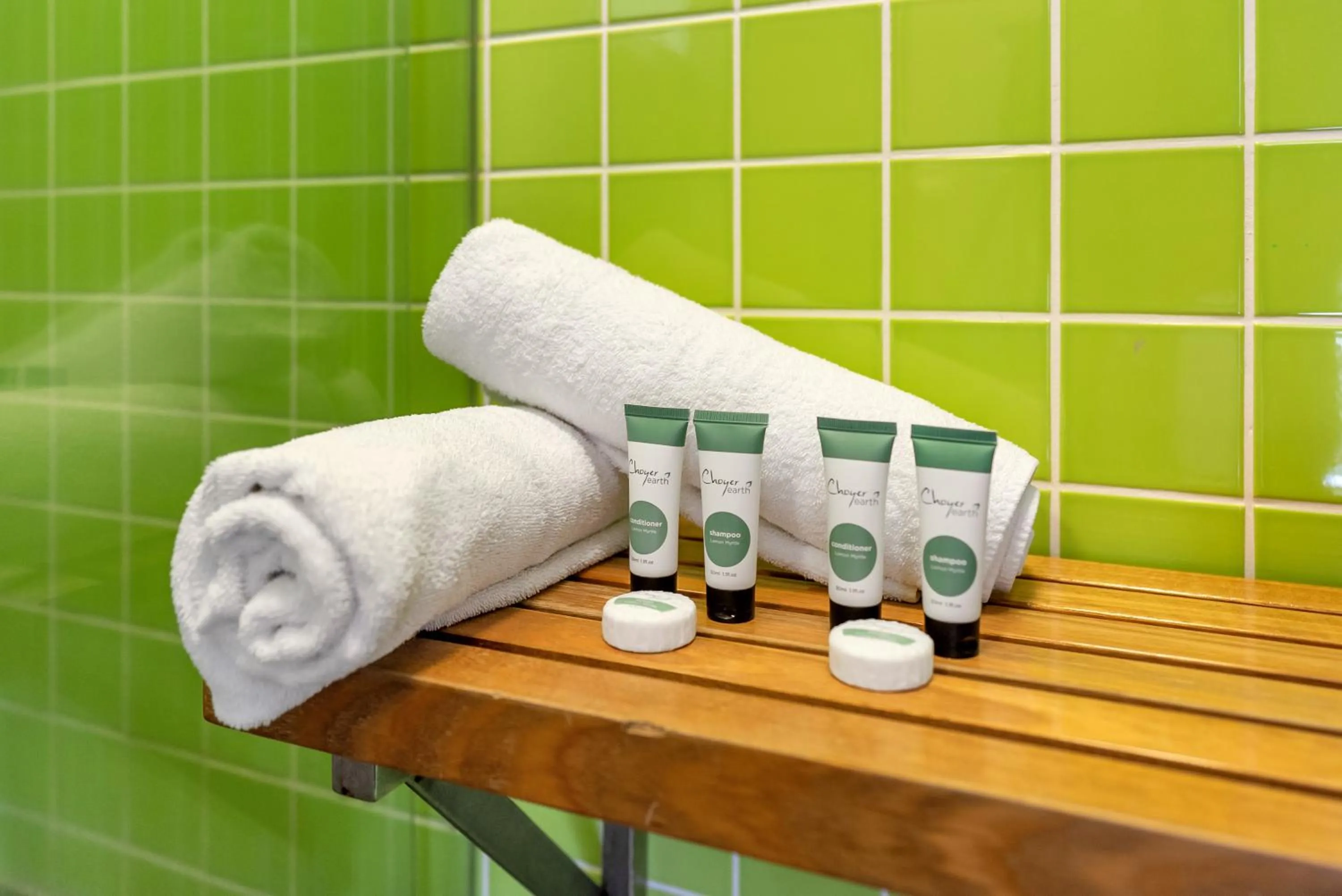 Bathroom in Gilligan's Hotel & Resort Cairns