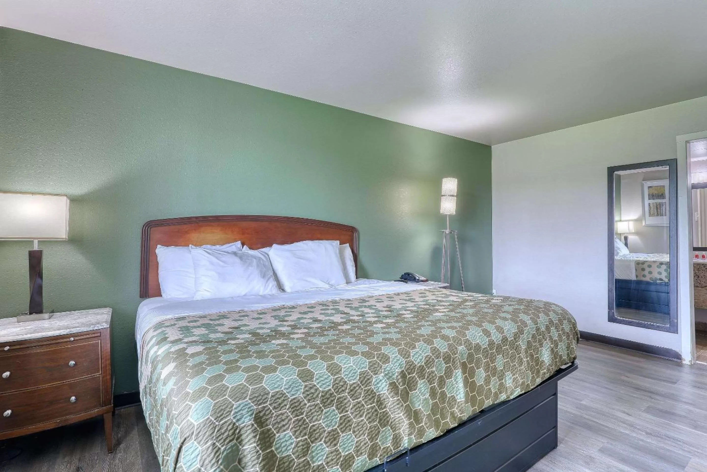 Bedroom, Bed in Suburban Studios Neenah-Appleton