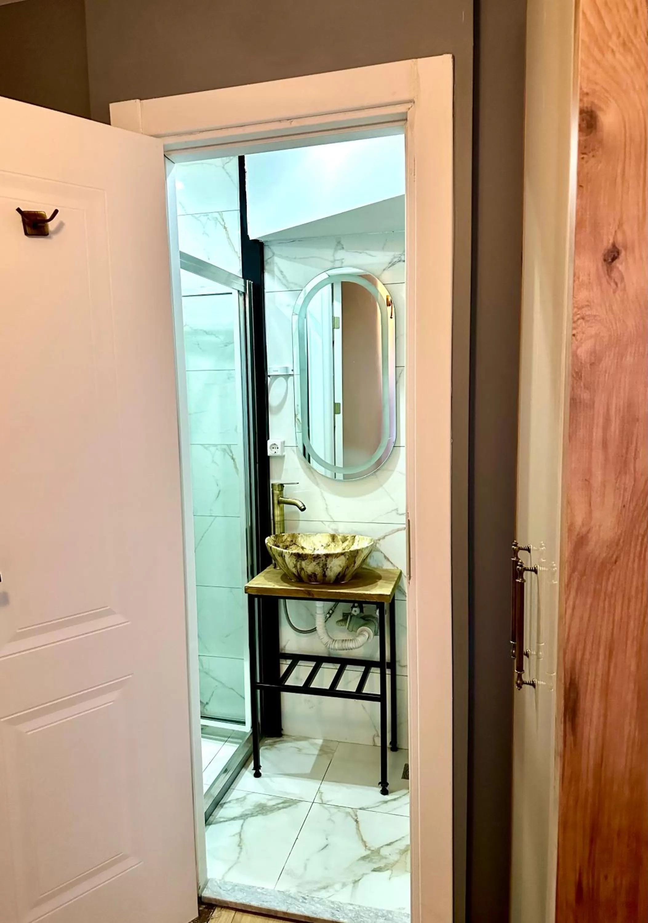 Shower in Newalla Hotel Old City