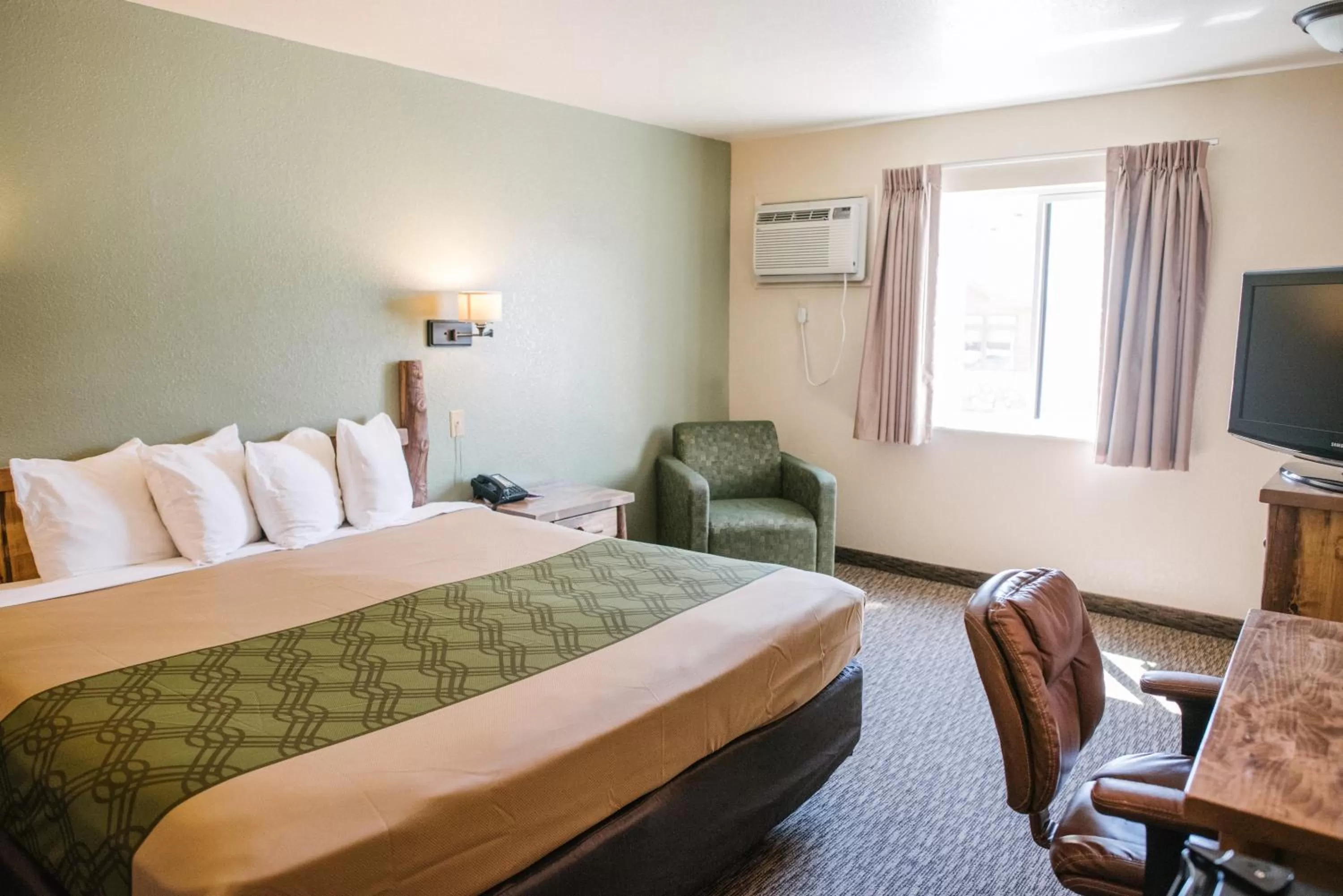 Bedroom, Bed in Econo Lodge, Downtown Custer Near Custer State Park and Mt Rushmore