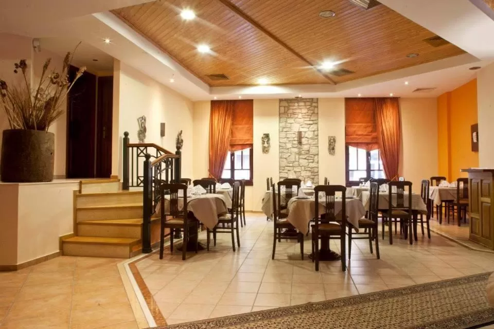 Restaurant/Places to Eat in Hotel Kynaitha