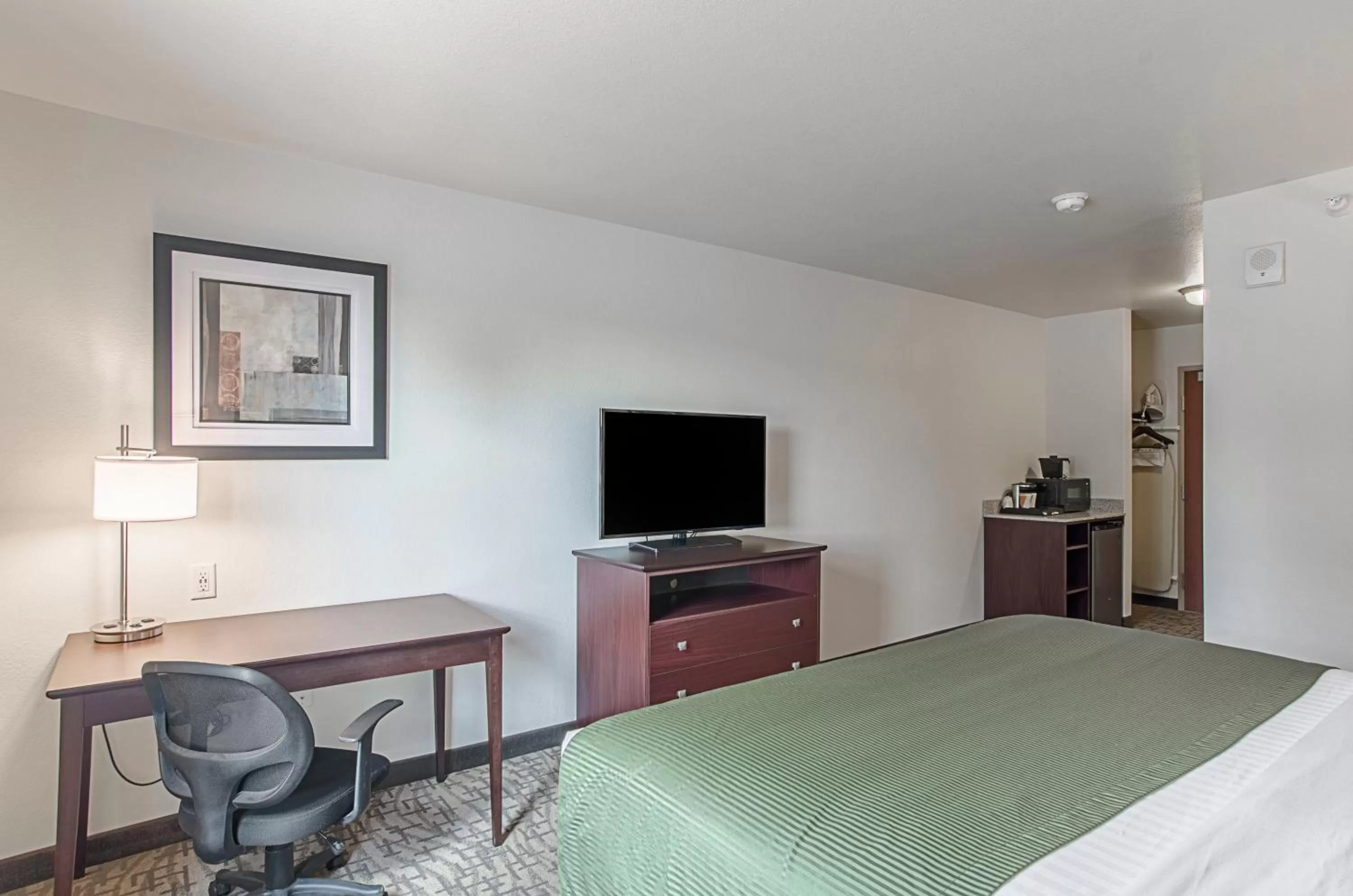 TV and multimedia, Bed in Cobblestone Inn & Suites - Guernsey