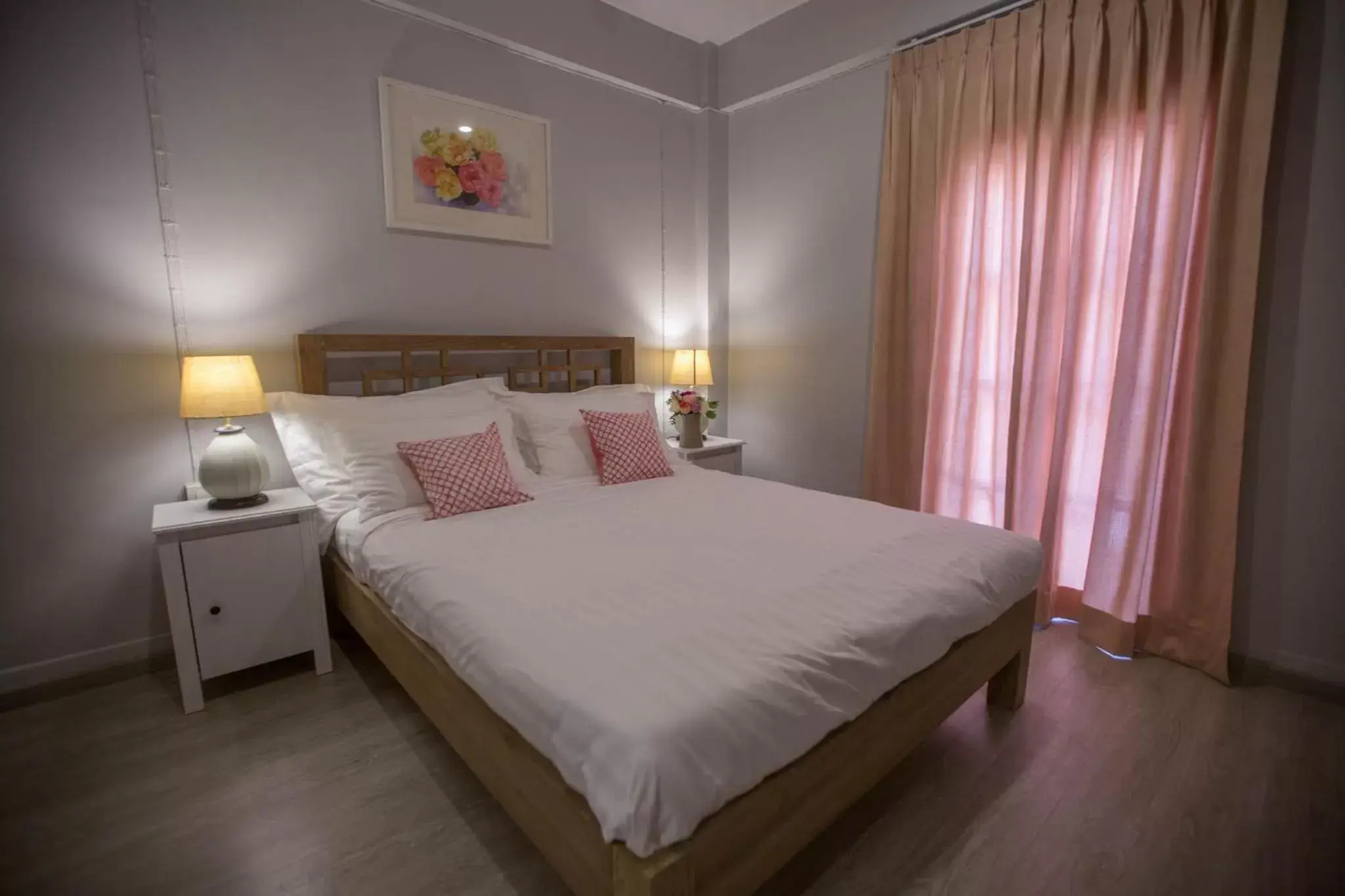 Double Room with Window in Vera Nidhra - Self check-in after 6pm Double Room with Window in Vera Nidhra - Self check-in after 6pm