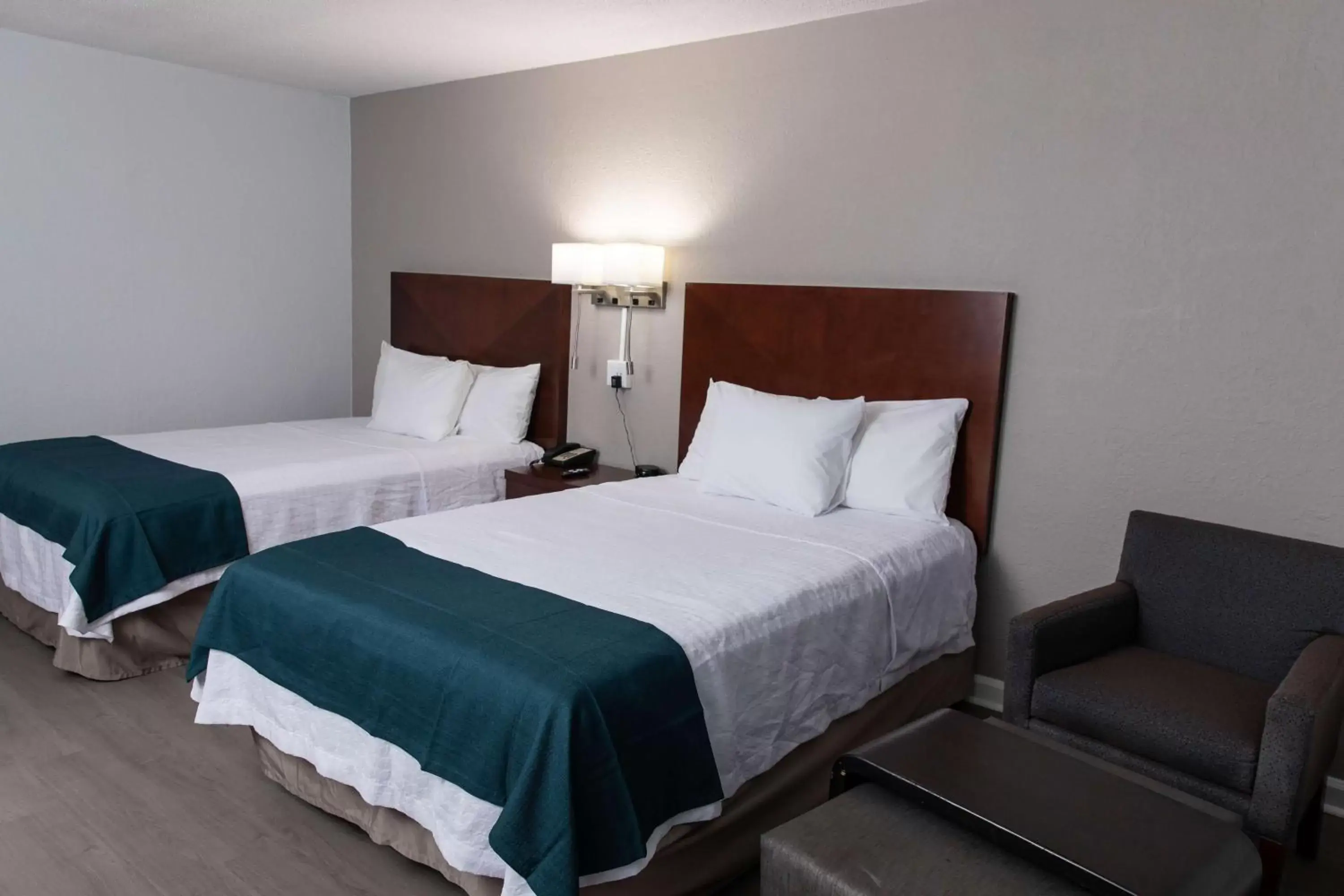 Deluxe Quadruple Room - Non-Smoking in Studio 6 Ocala, FL Deluxe Quadruple Room - Non-Smoking in Studio 6 Ocala, FL