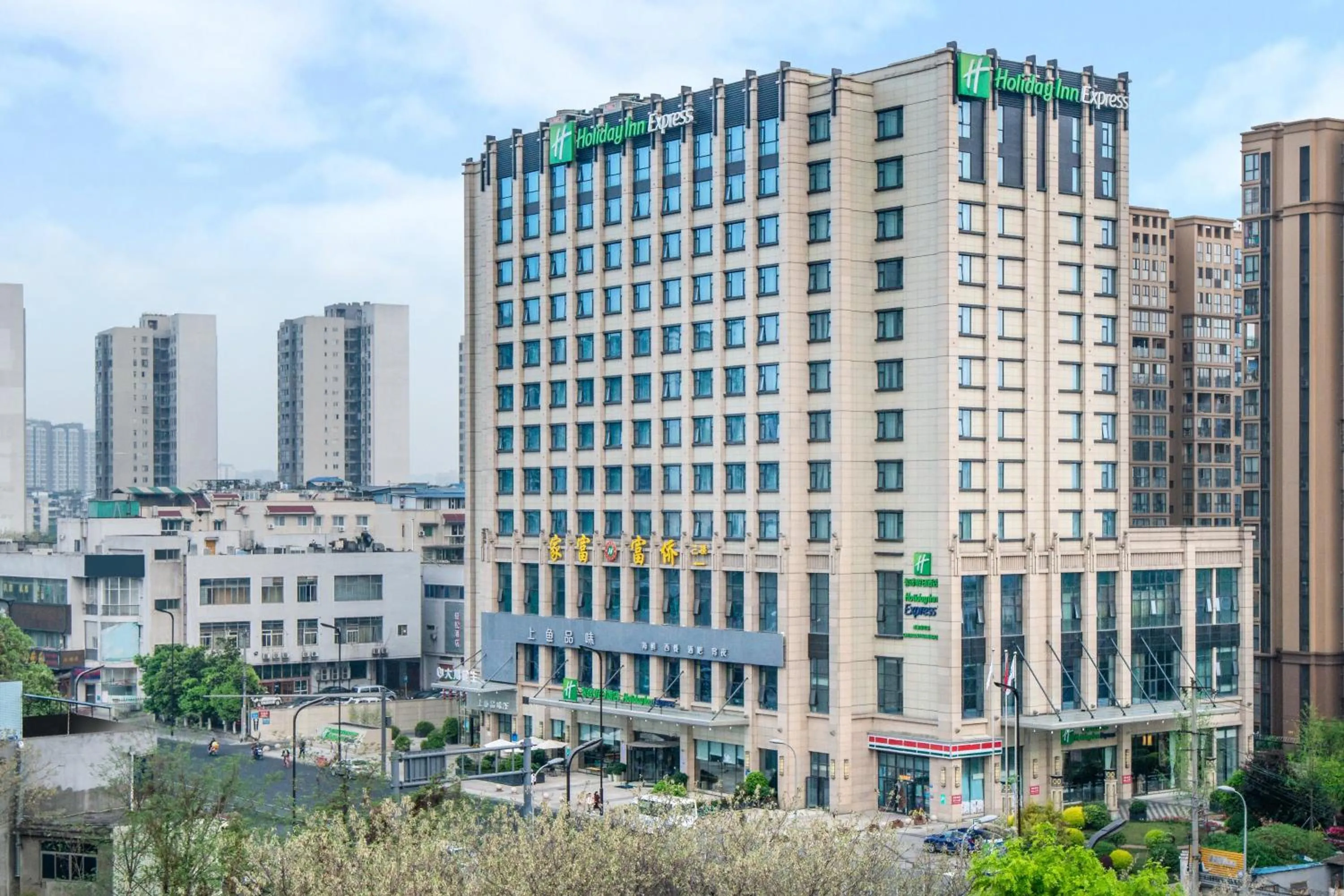 Property building in Holiday Inn Express Chengdu Huanhuaxi by IHG-Near Jinsha Site Musem,Near Wuhou Temple Museum,Welcome drinks,Free gym,Free self-service laundry