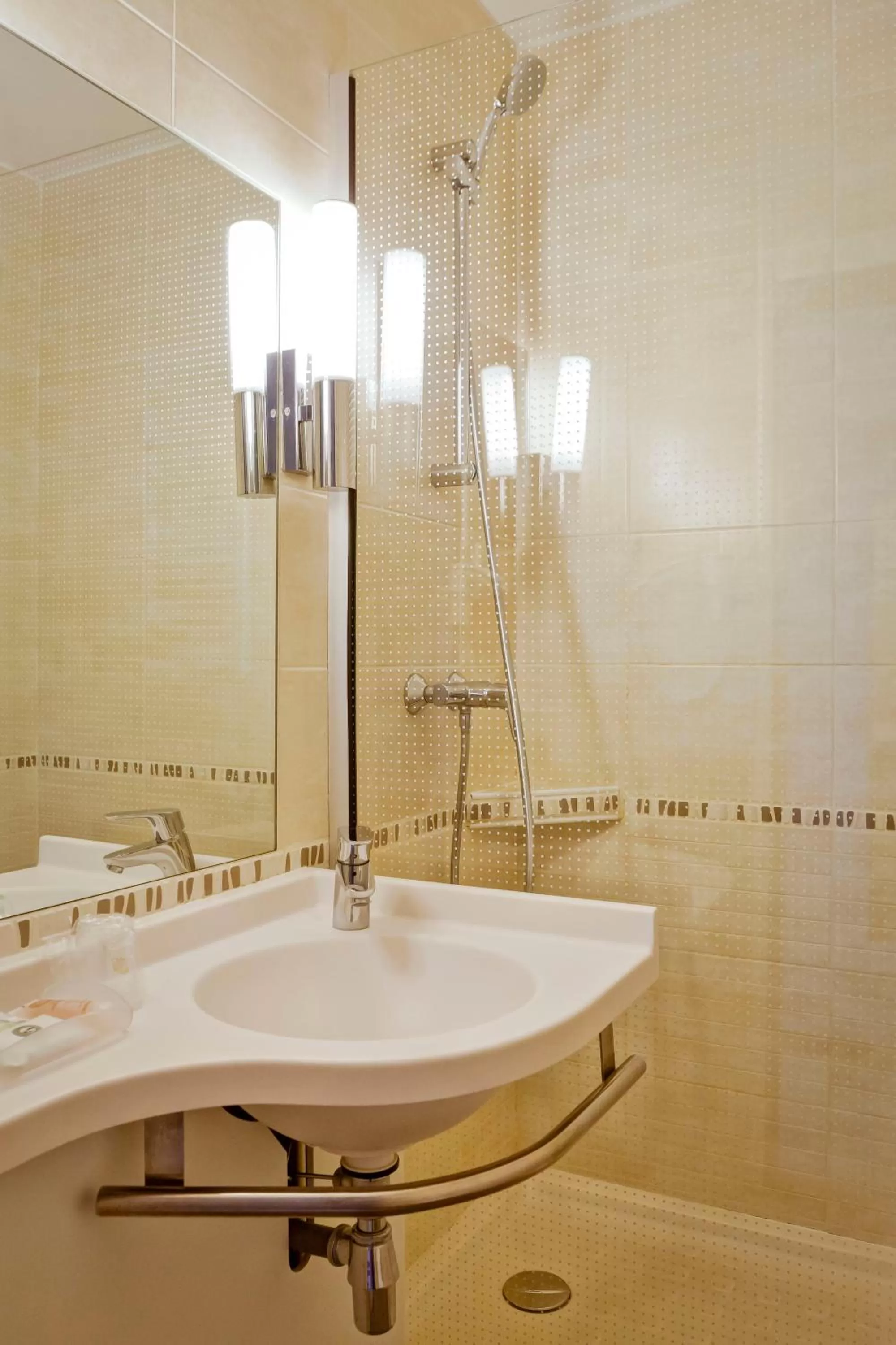 Bathroom in Best Western Crequi Lyon Part Dieu