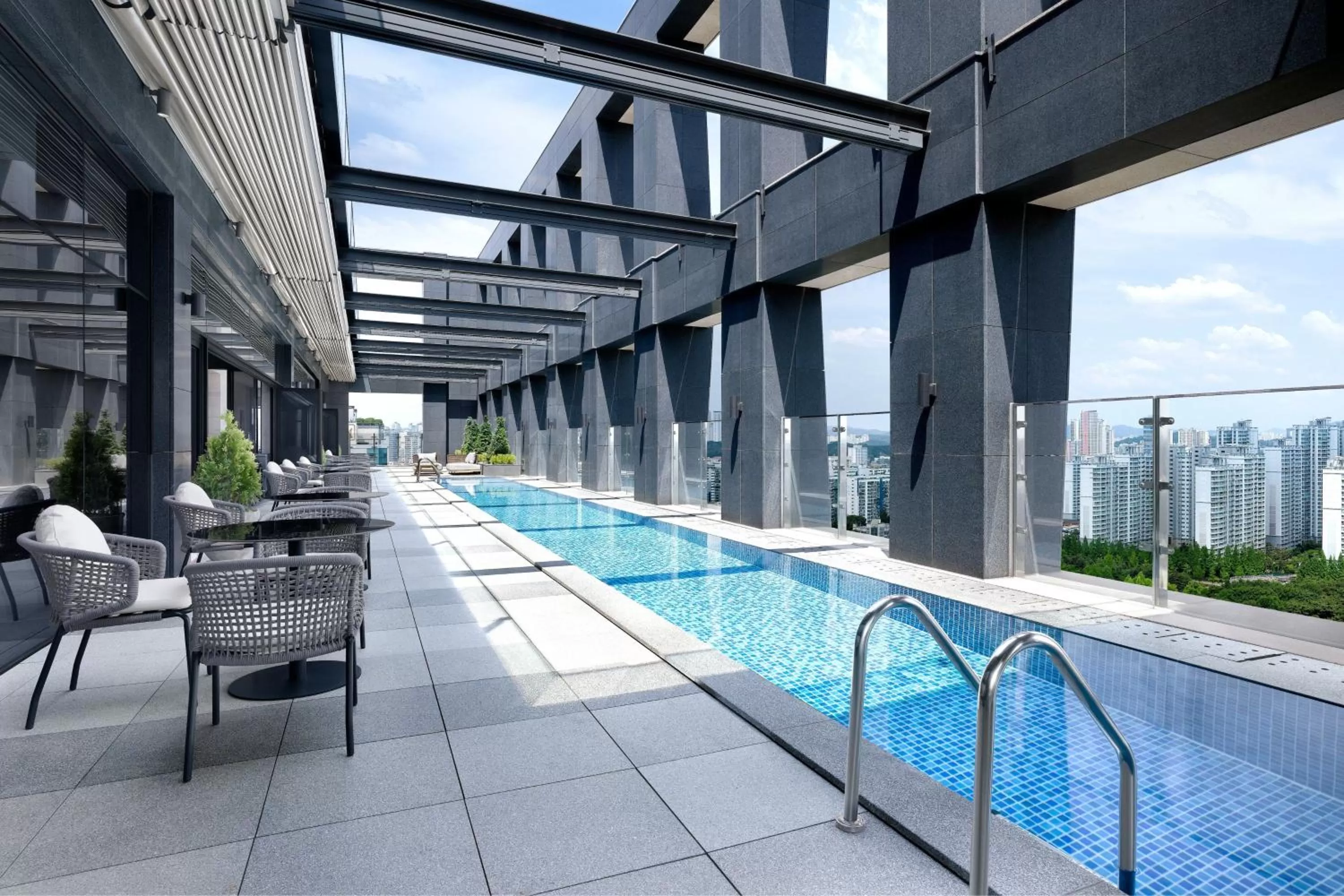 Swimming pool in Four Points by Sheraton Suwon